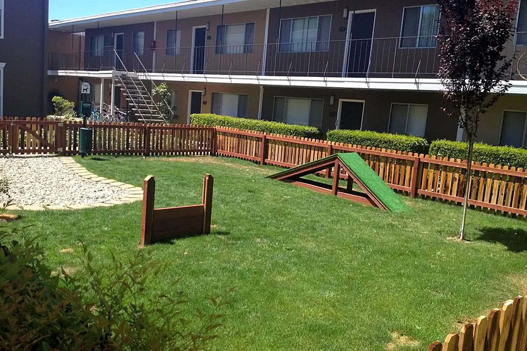 cambridge-house-619-pole-line-rd-davis-ca-apartments-for-rent-rent