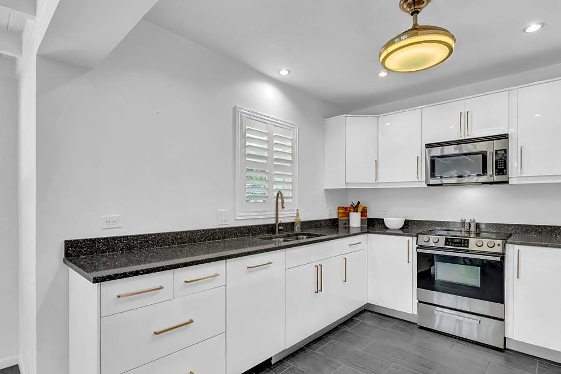 Kitchen - 812 Flamevine Ln - Vero Beach, FL