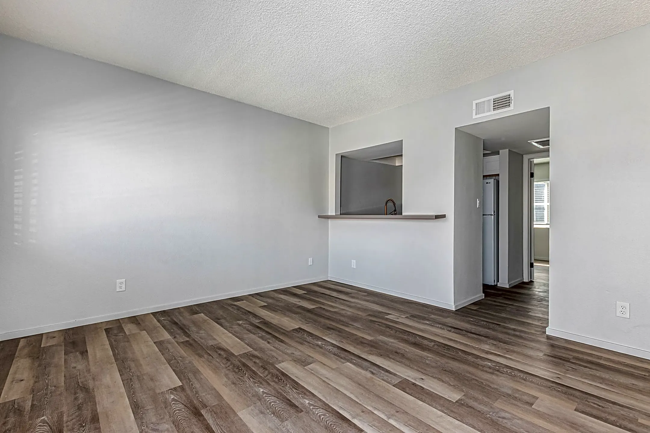 Pine Towers Apartments Phoenix, AZ 85018