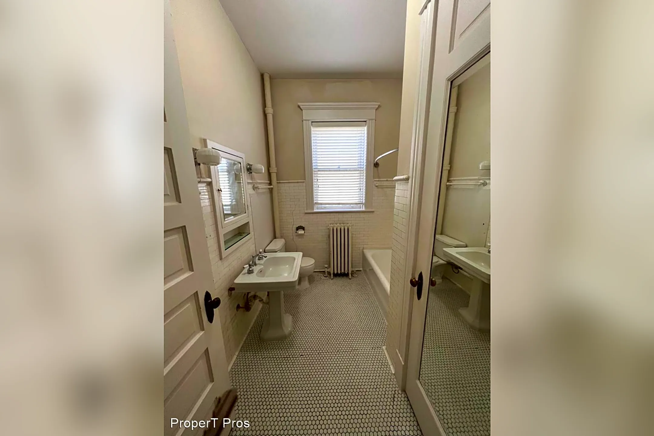 Bathroom - 807 SE 1st St - Evansville, IN