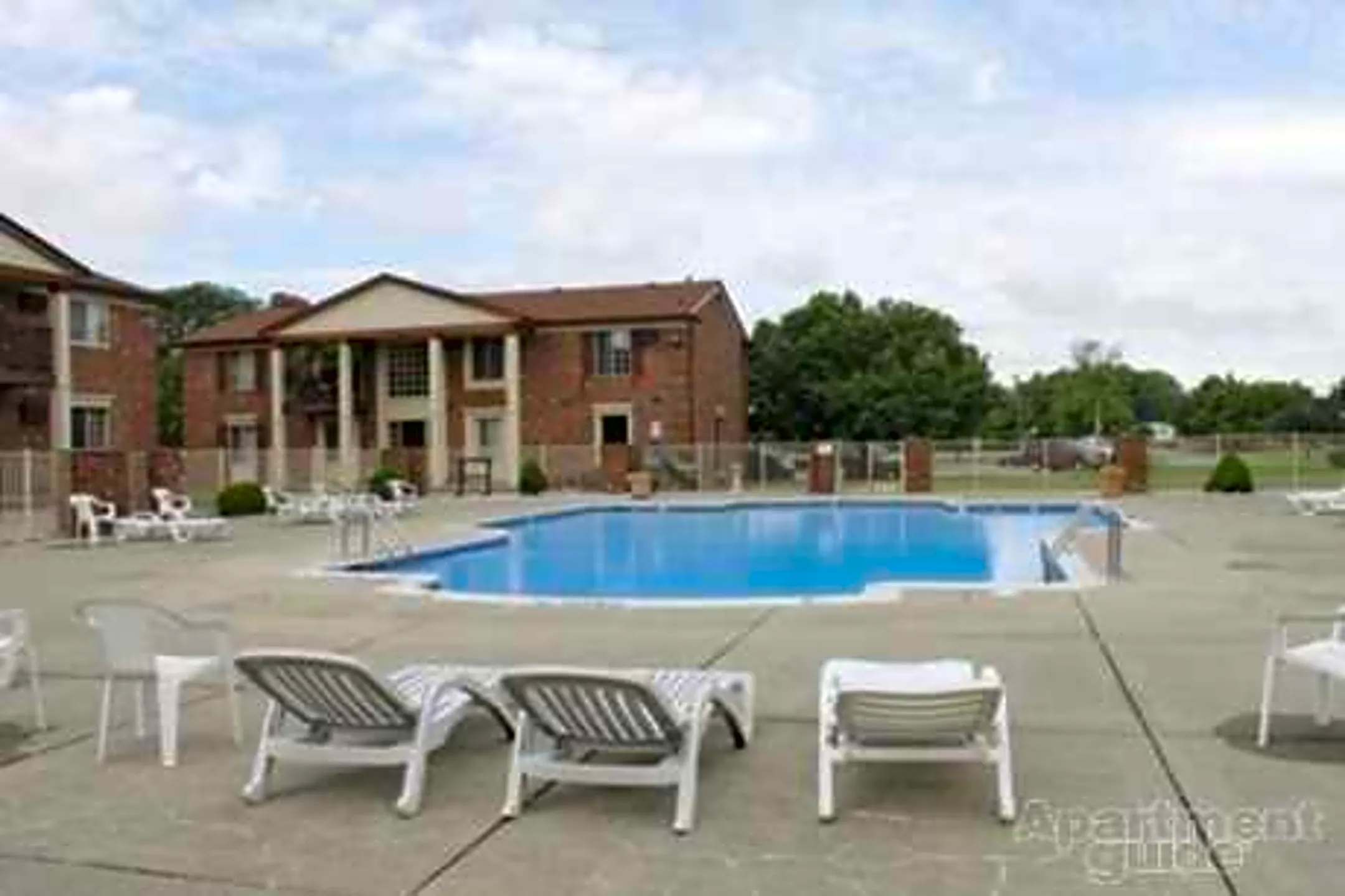 Williamsburg East Apartments - 31550 Schoenherr Rd | Warren, MI ...