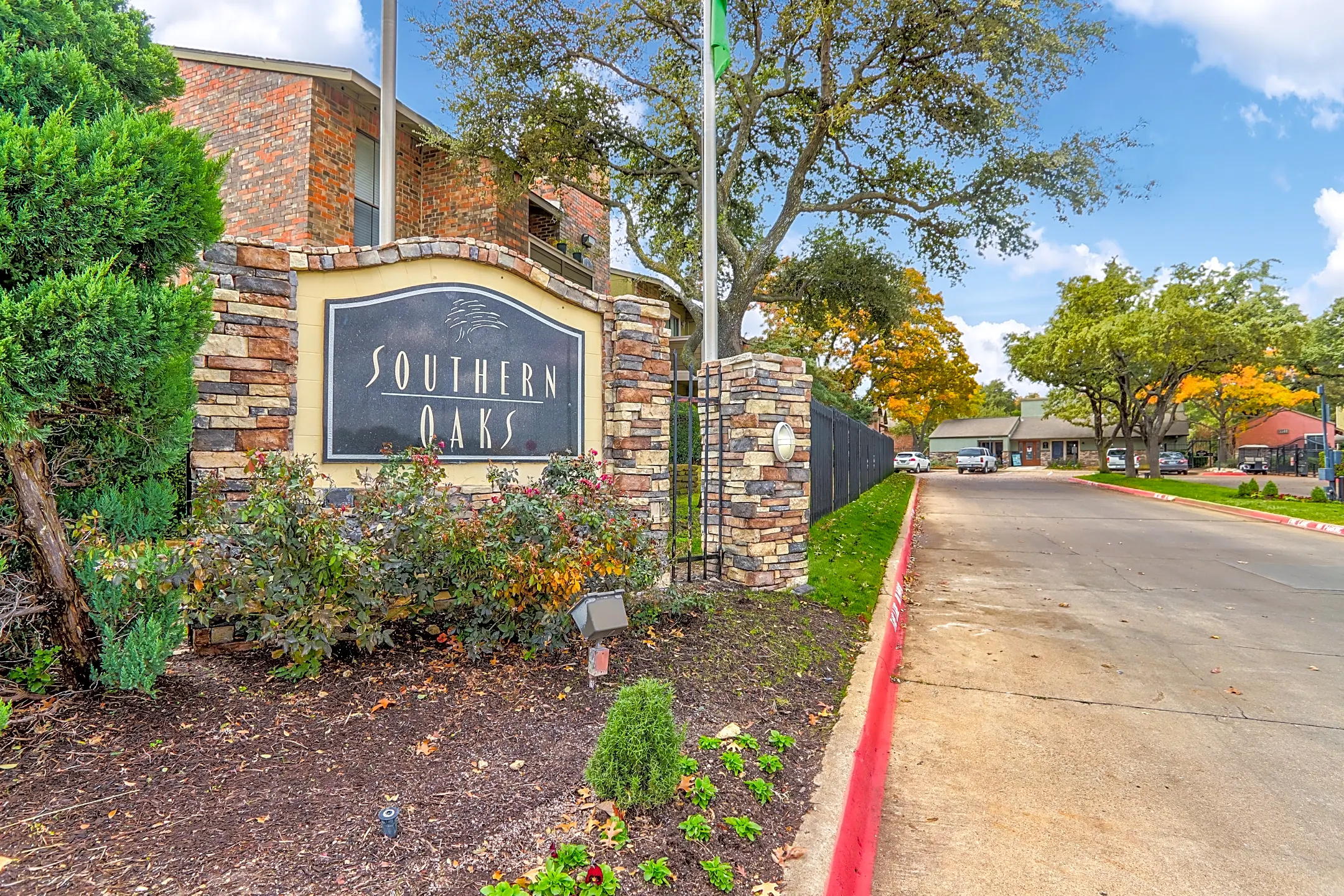 Southern Oaks - 5500 S Hulen St | Fort Worth, TX Apartments for Rent ...