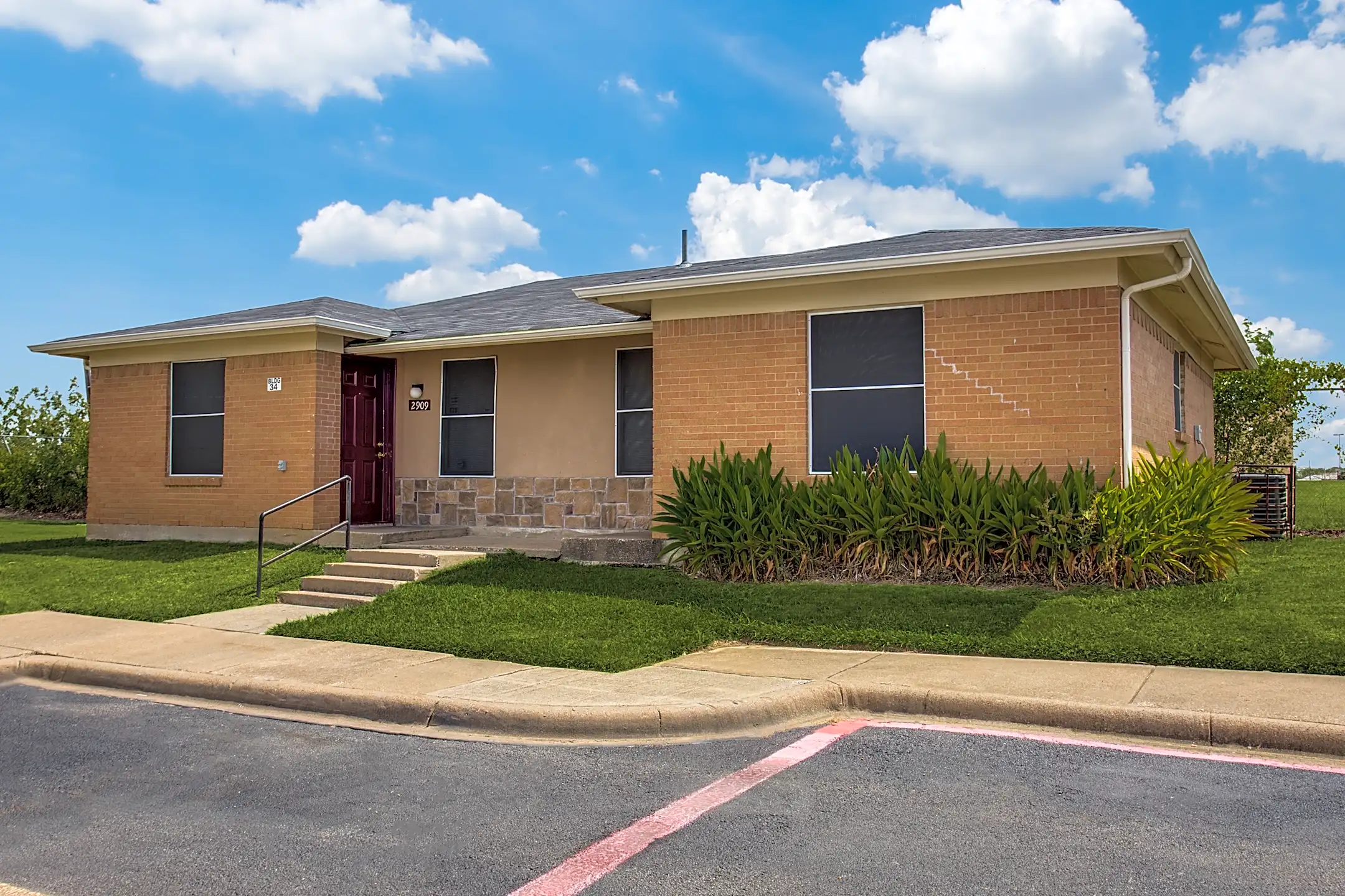 Village Creek Townhomes 2800 Briery Dr Fort Worth, TX Apartments