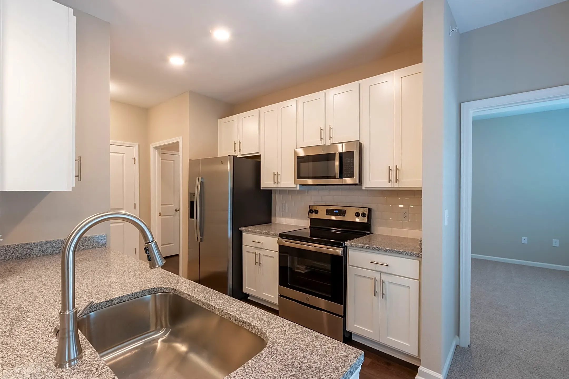 Summer Lake Smiths Station, AL 36877