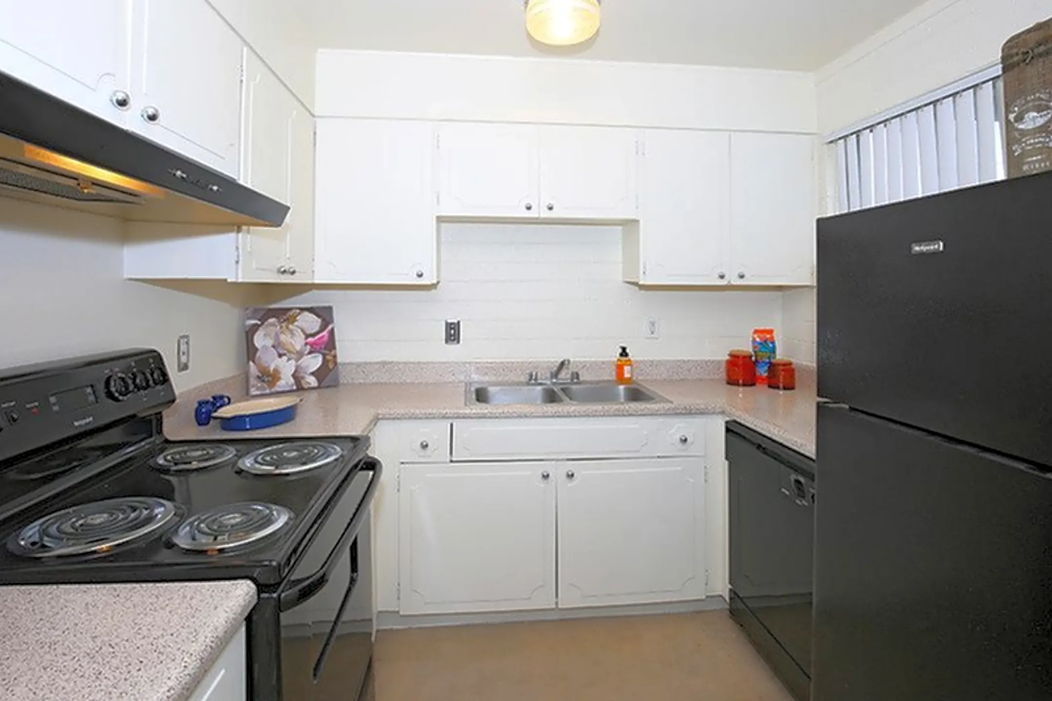 Kitchen - Parkside Apartment Homes - Tempe, AZ