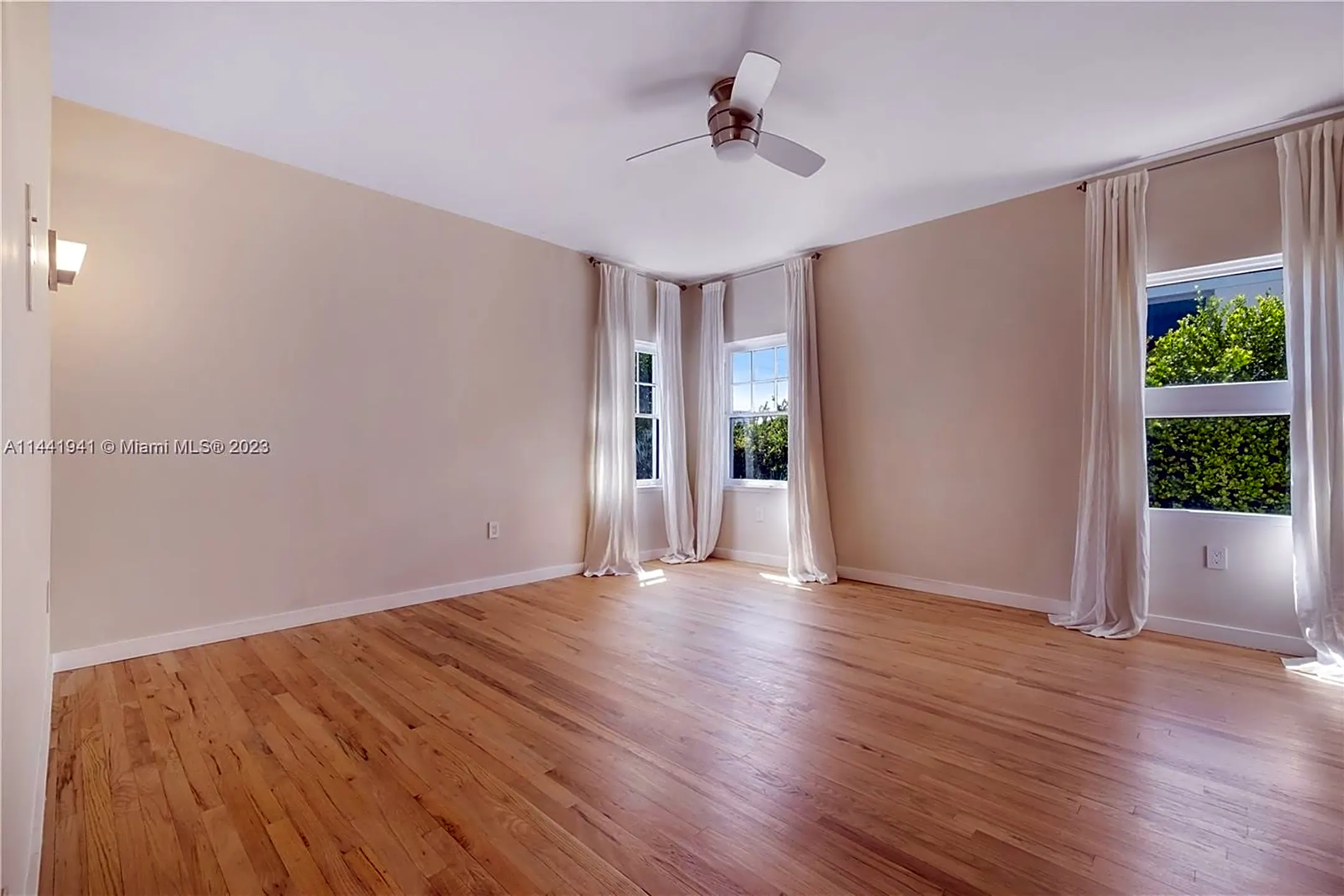 Living Room - 4531 Prairie Ave #2 - Miami Beach, FL