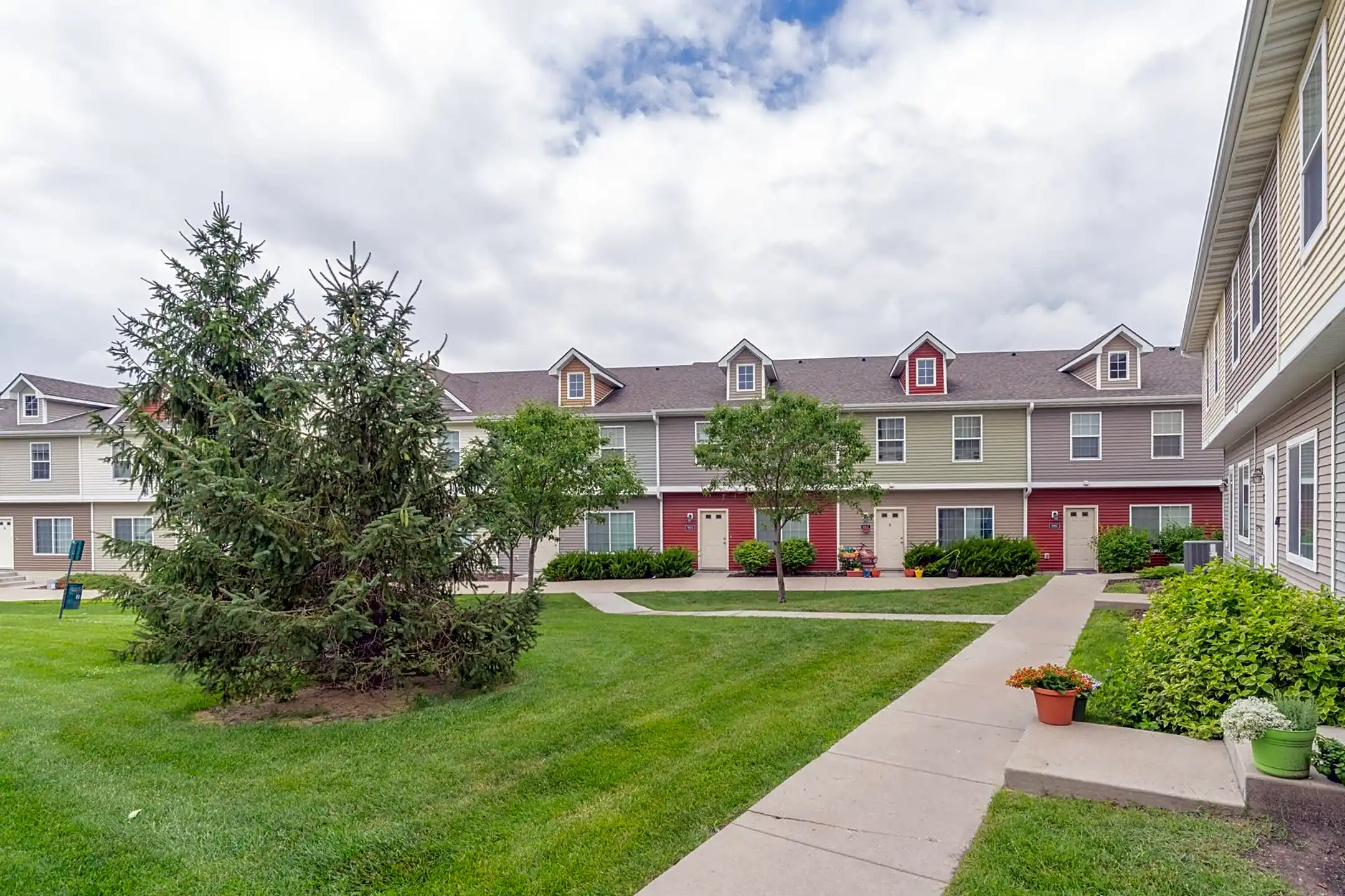 Beautiful 3 Bedroom 2.5 Bathroom Townhouse for RENT! 6813 Jack London