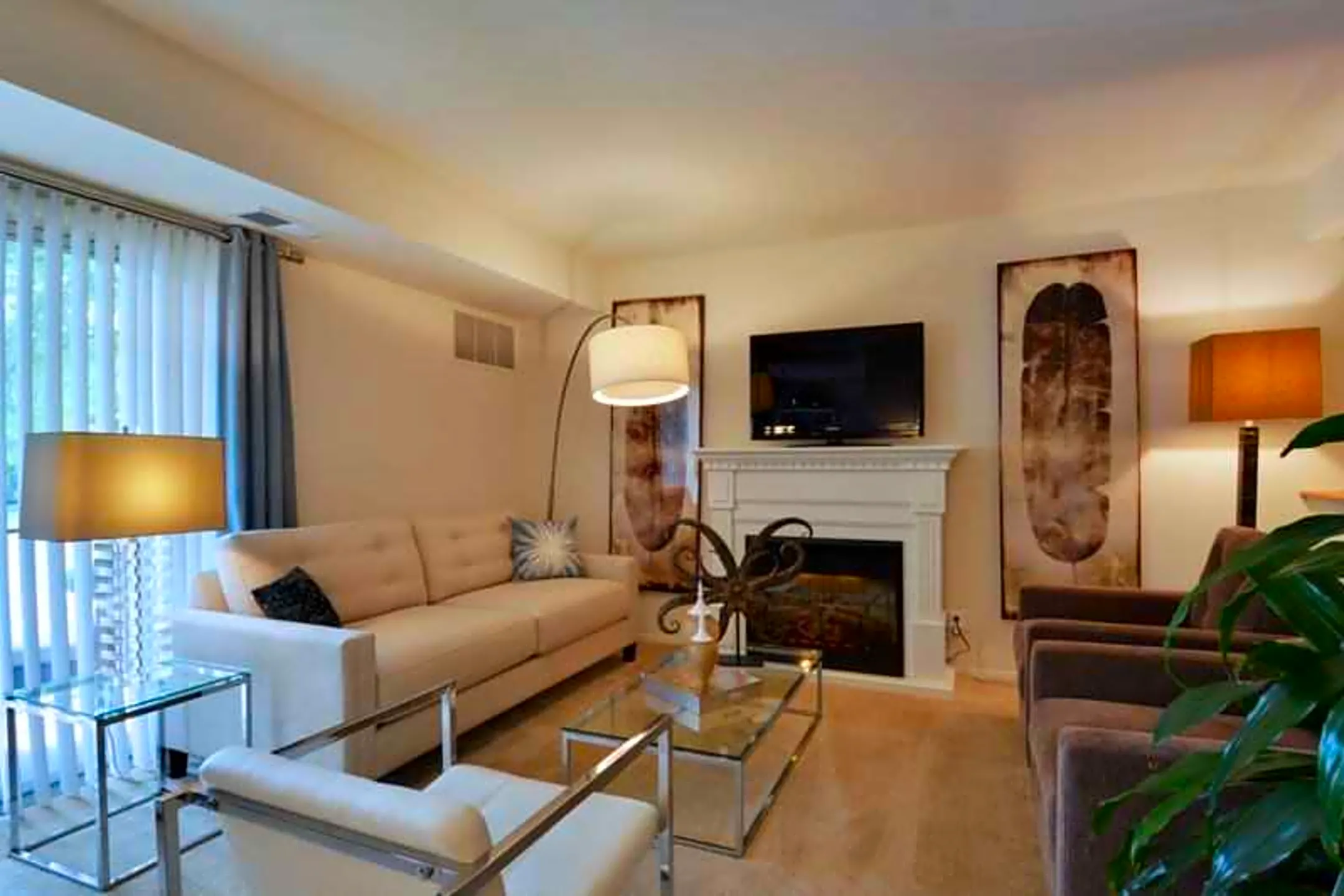Living Room - Hickory Hills Condominiums - Bel Air, MD