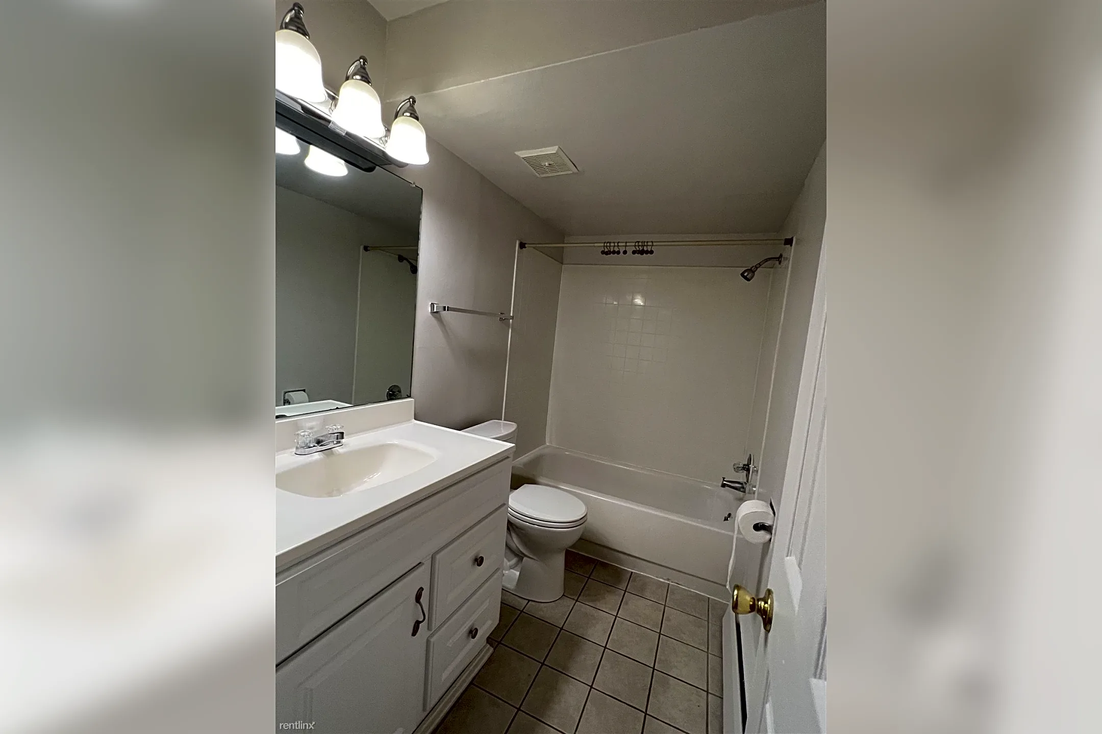 Bathroom - 509 W Forest Ave - Ypsilanti, MI