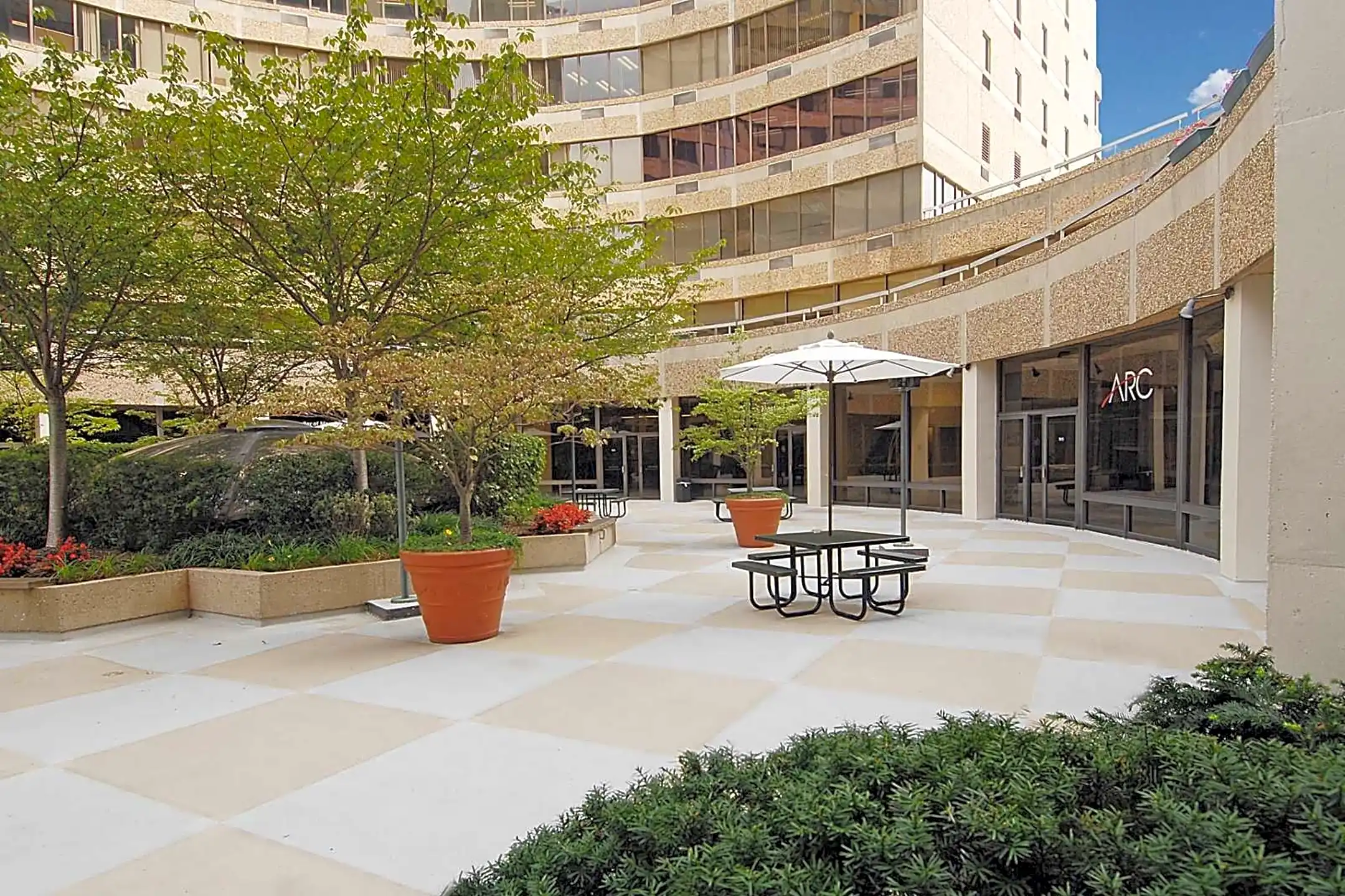Courtyard - Hampton Plaza Apartments - Towson, MD