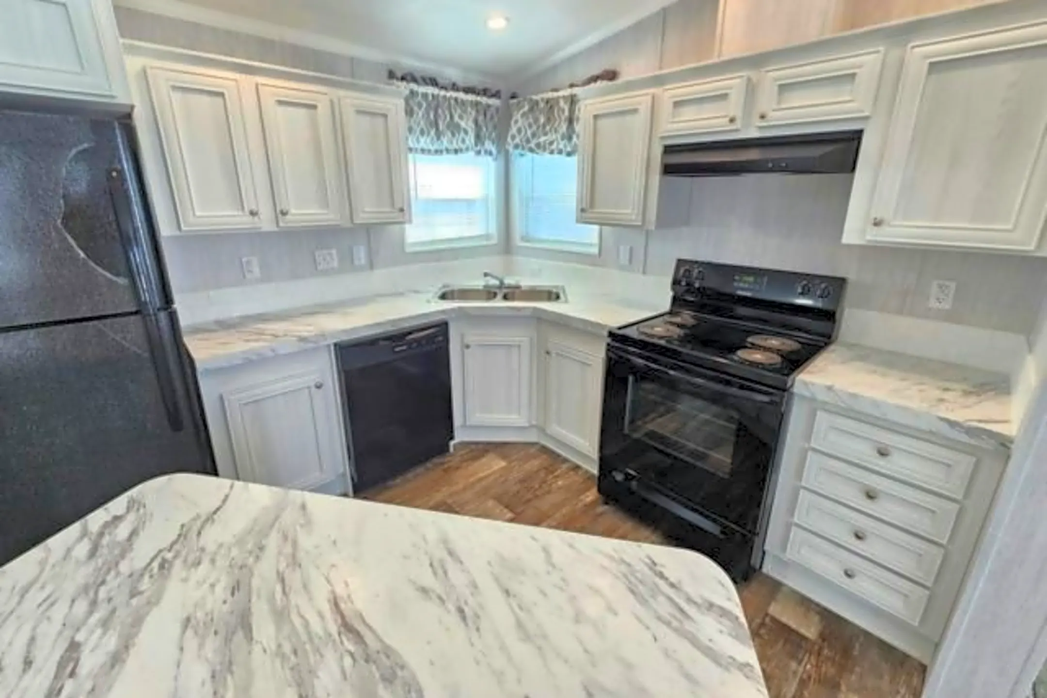 Kitchen - 4125 Park St N #242 - Saint Petersburg, FL
