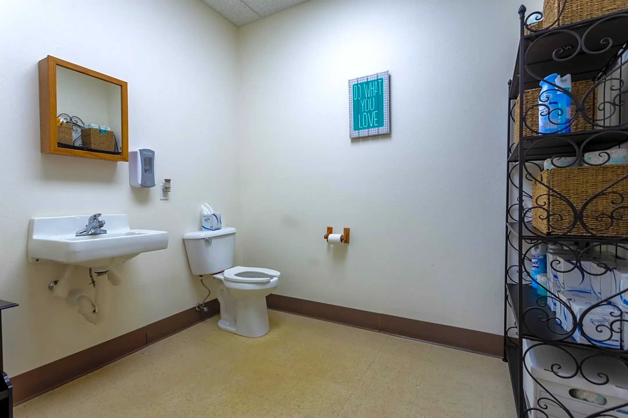 Bathroom - 4029 Pennsylvania Ave #4 - Dubuque, IA