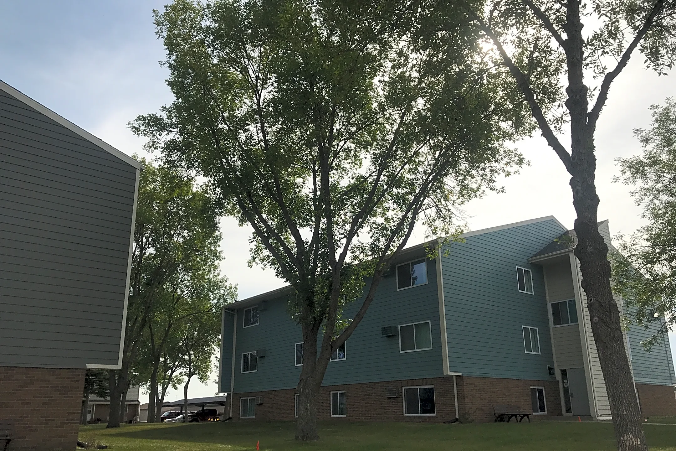 Meadowlark Heights 400 18th Ave SE Minot, ND Apartments for Rent