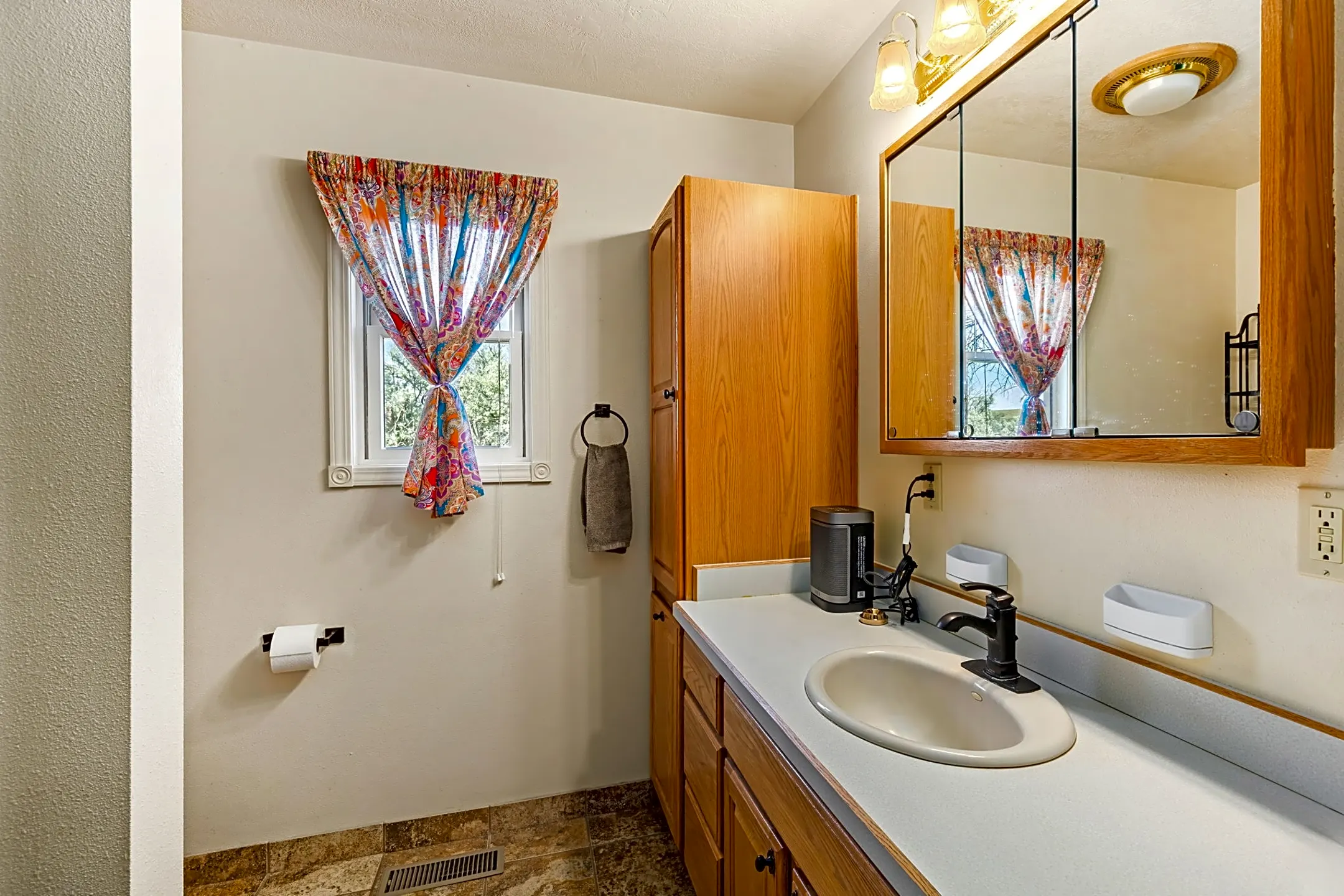 Bathroom - 412 27th St NW - Great Falls, MT