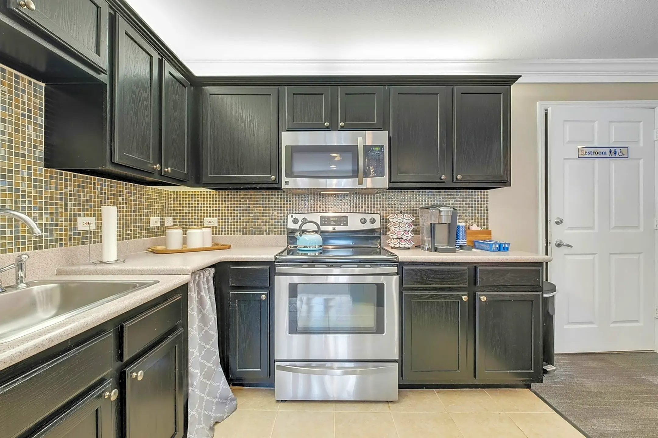 Kitchen - The Landing at Appleyard - Per Bed Lease - Tallahassee, FL