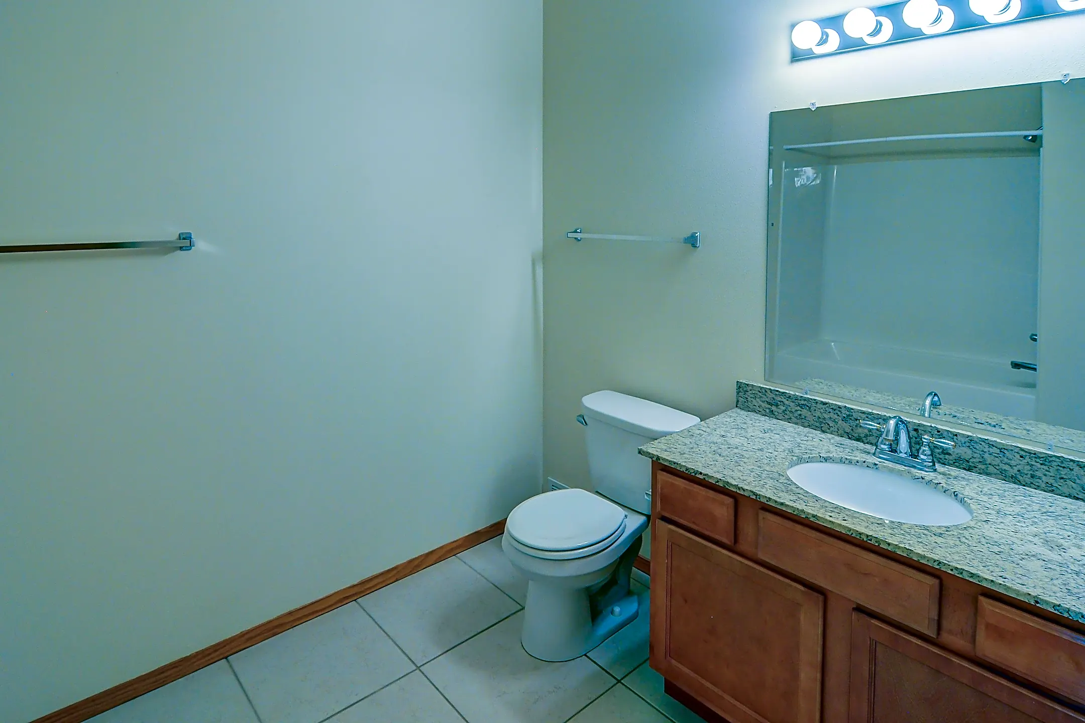 Woodsview Apartments 2717 Park Place Ln Janesville, WI Apartments