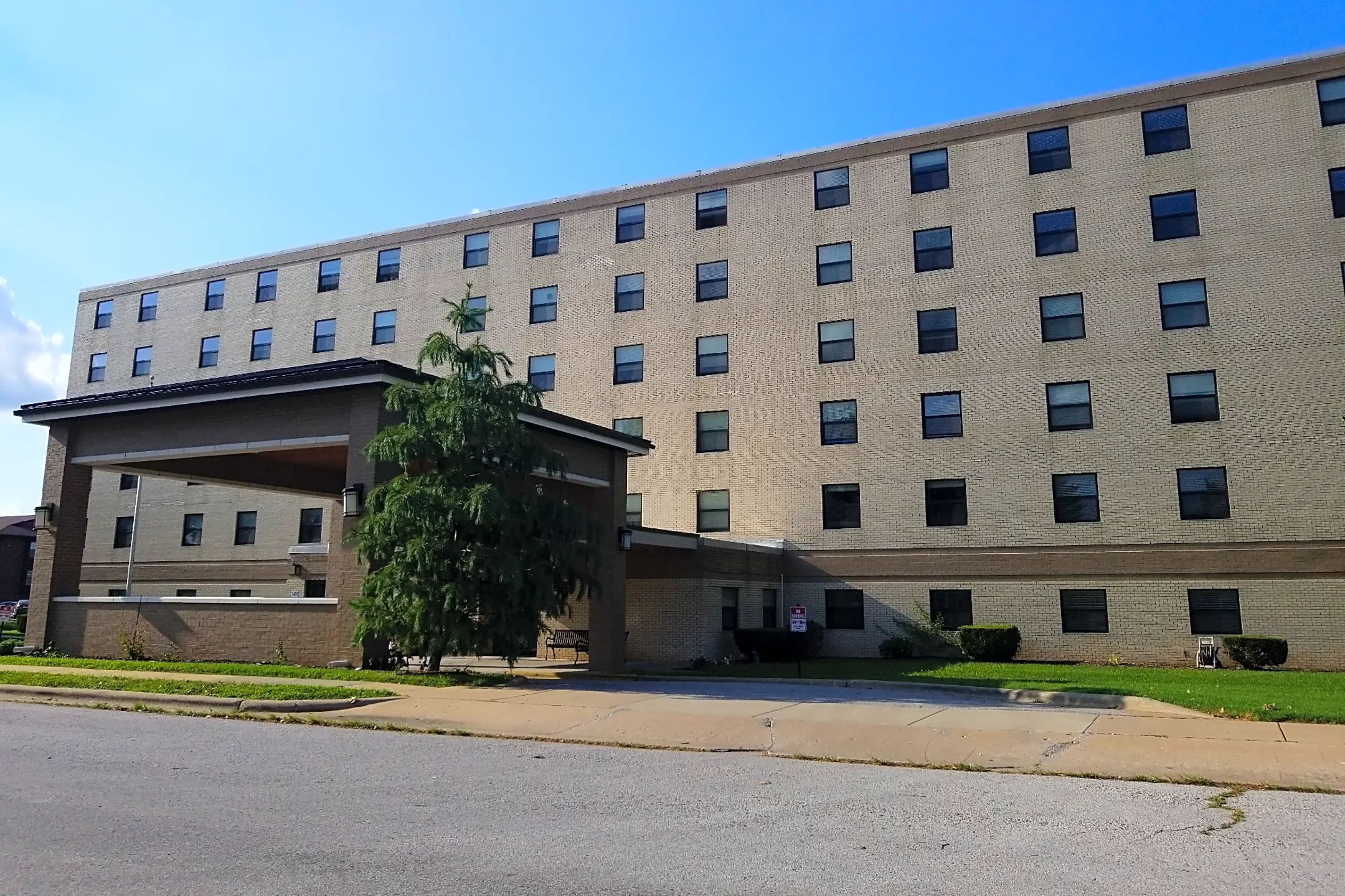 Battlefield Towers - 1451 E Woodland St | Springfield, MO Apartments ...