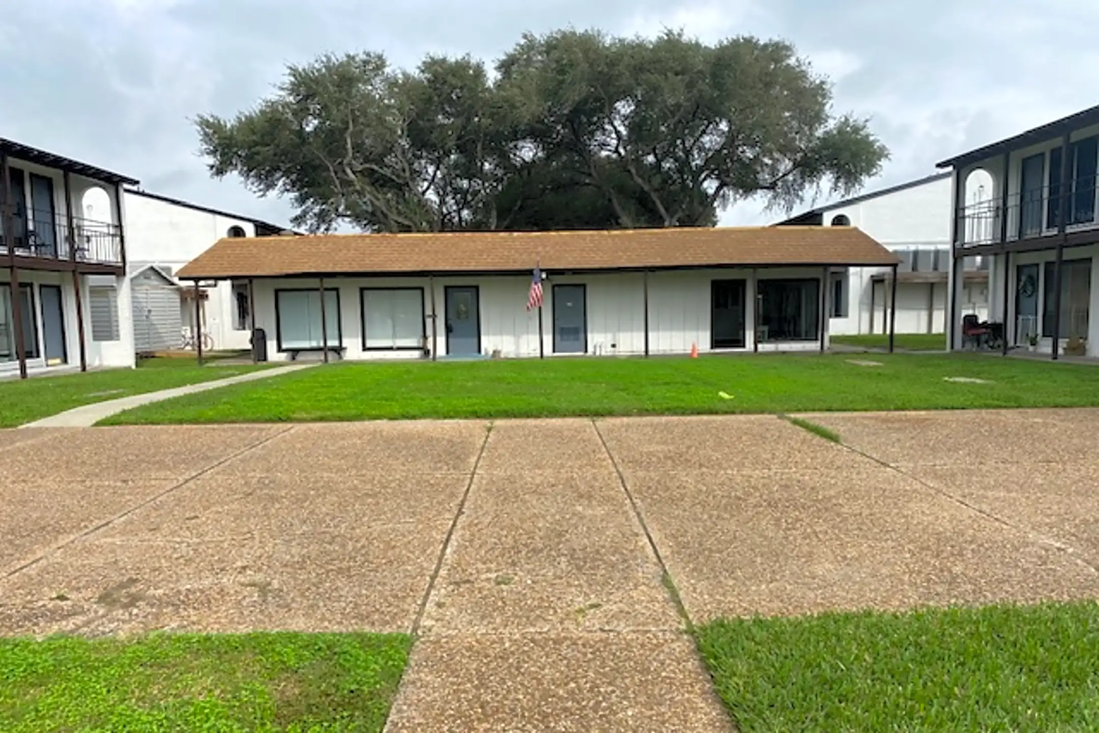 Building - Spanish Oaks - Sinton, TX