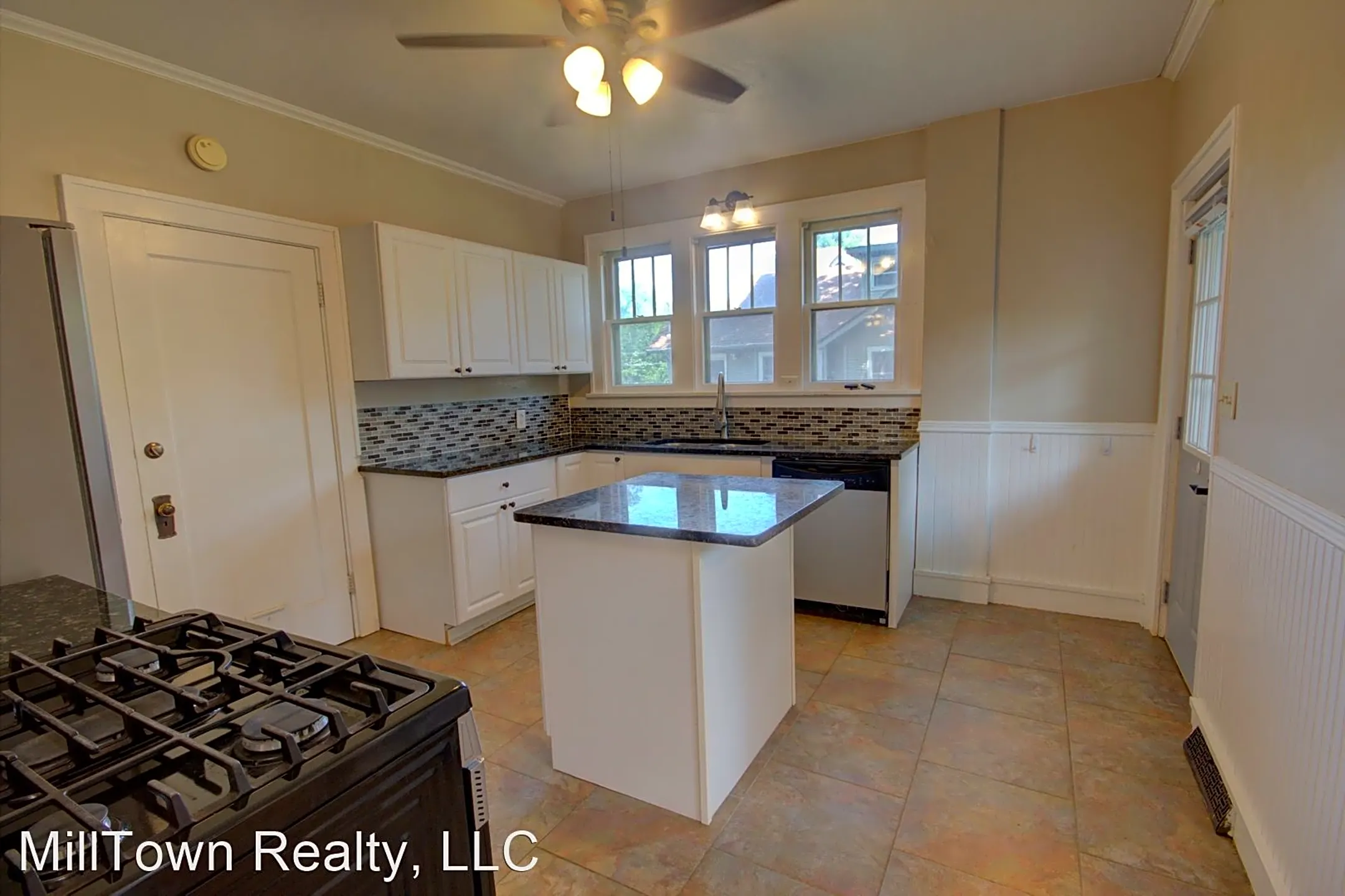Kitchen - 924 25th St - Moline, IL