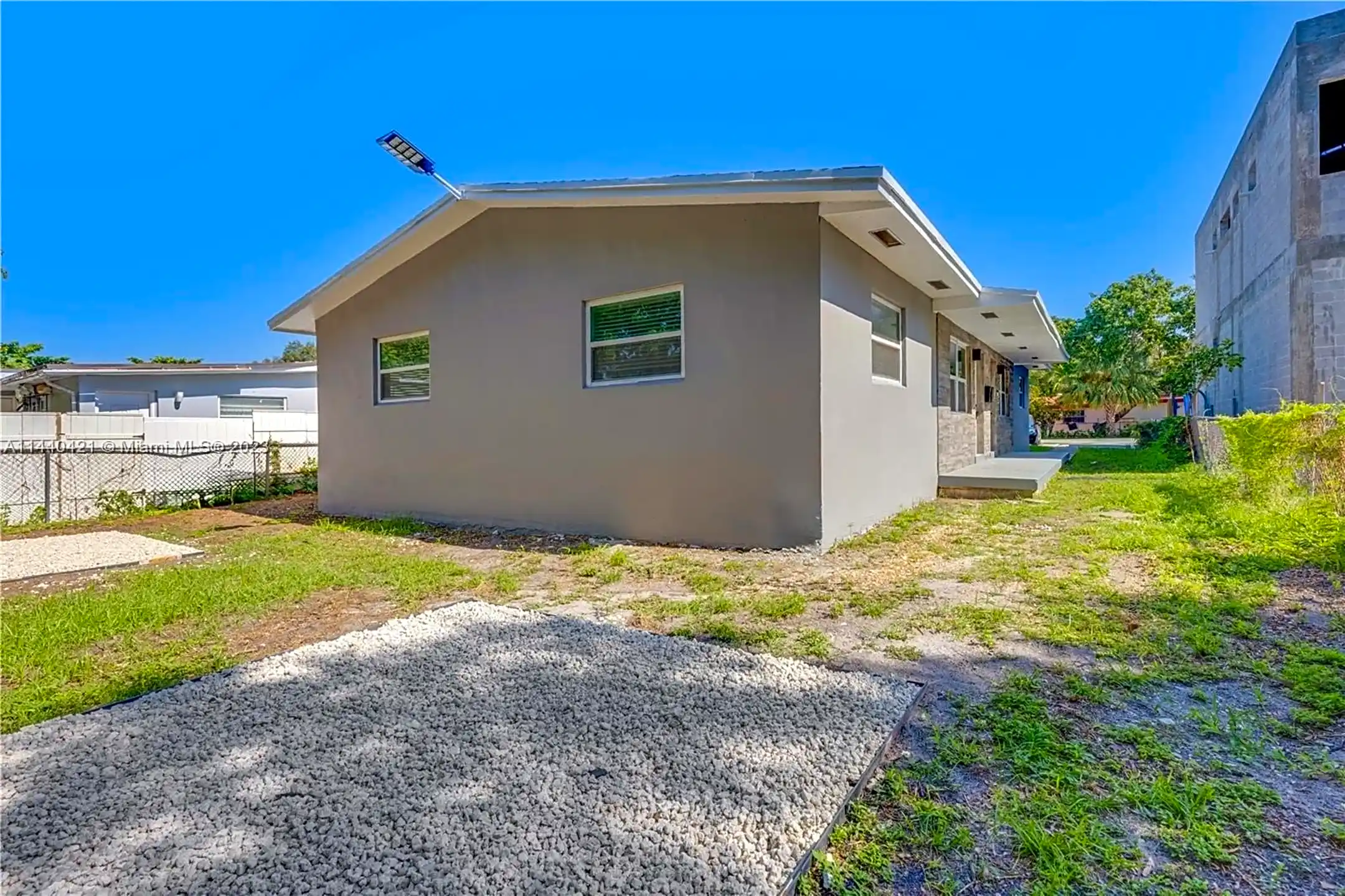 Building - 2512 NE 182nd Terrace #1 - North Miami Beach, FL