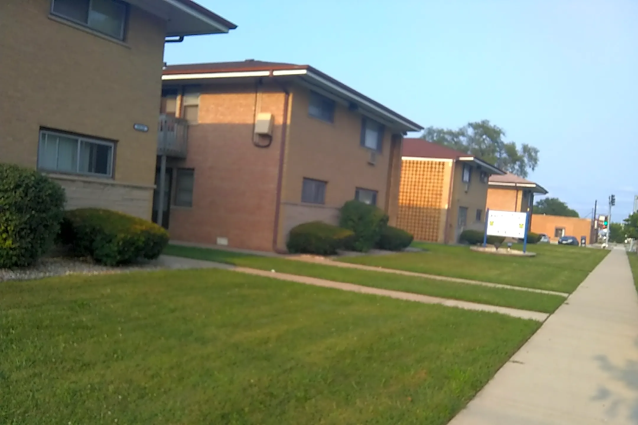 Pool - Amberley Courts Apartments - Midlothian, IL