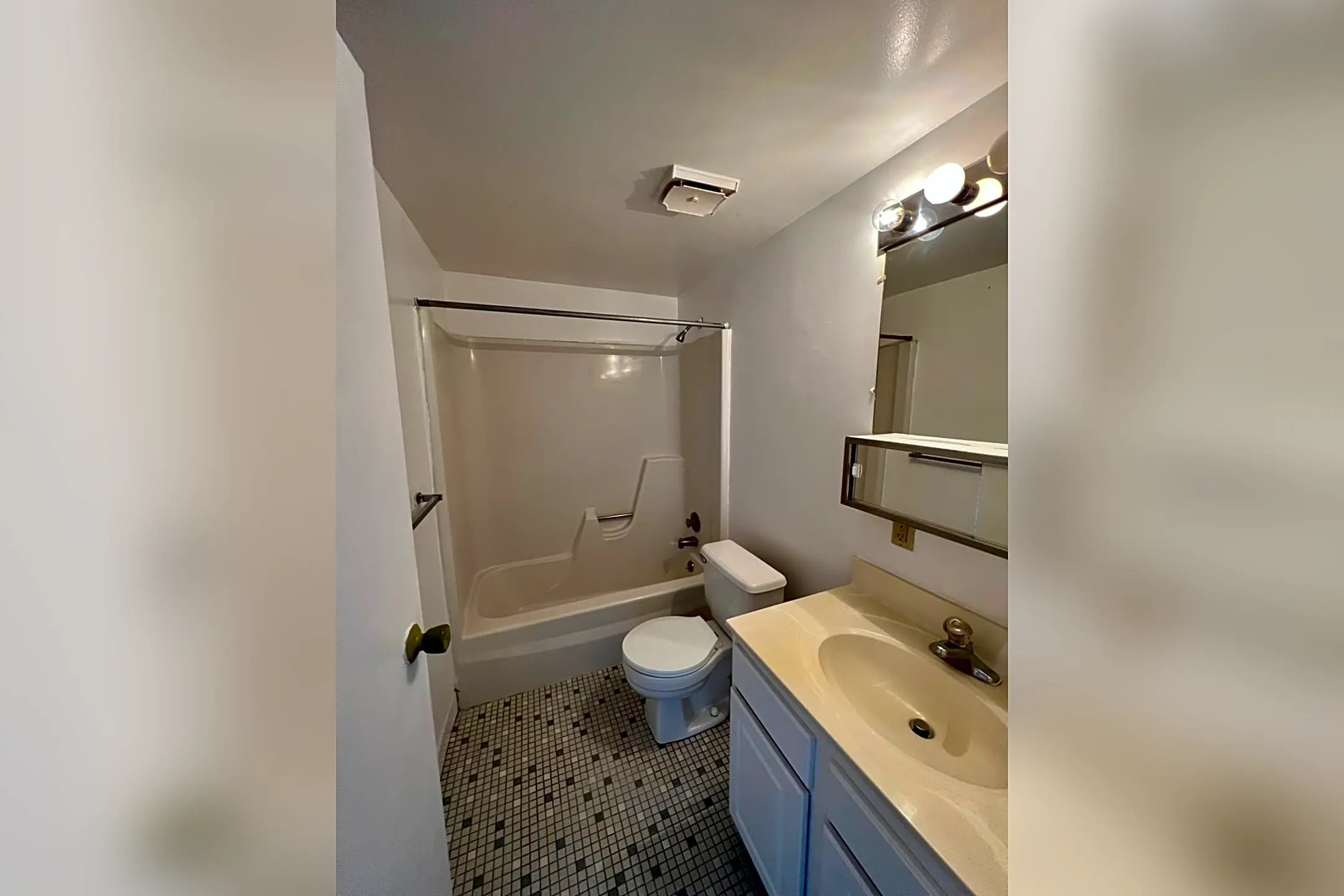 1000 MacDade Boulevard Houses Chester, PA 19013