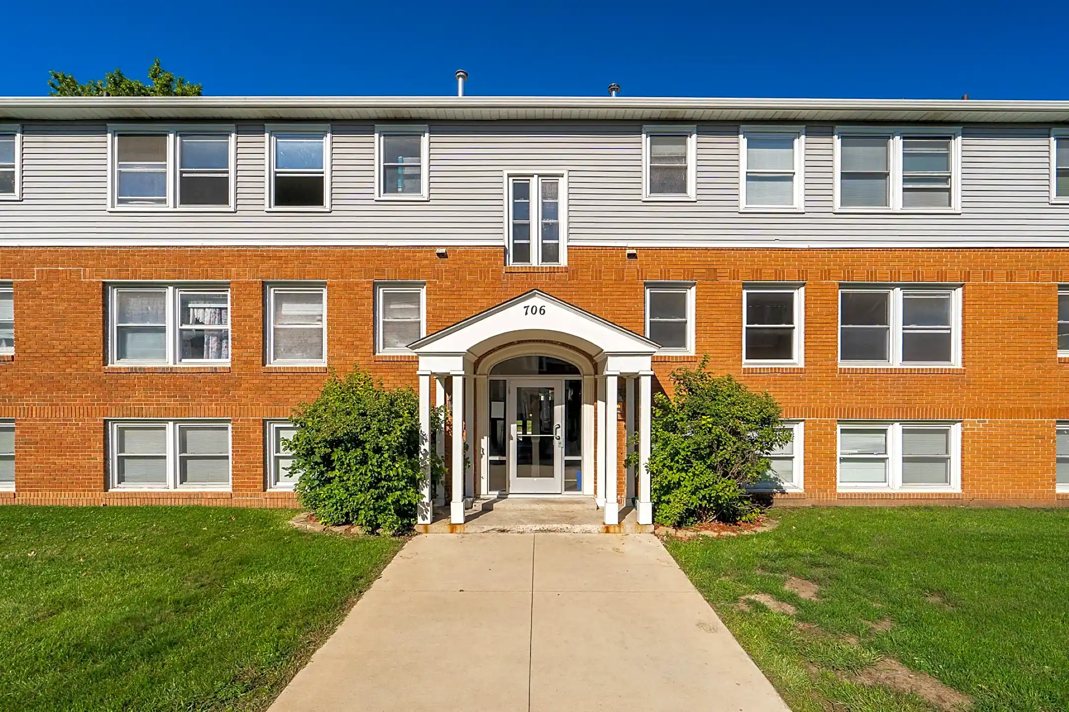 Academy Apartments 706 E Academy St Owatonna, MN Apartments for