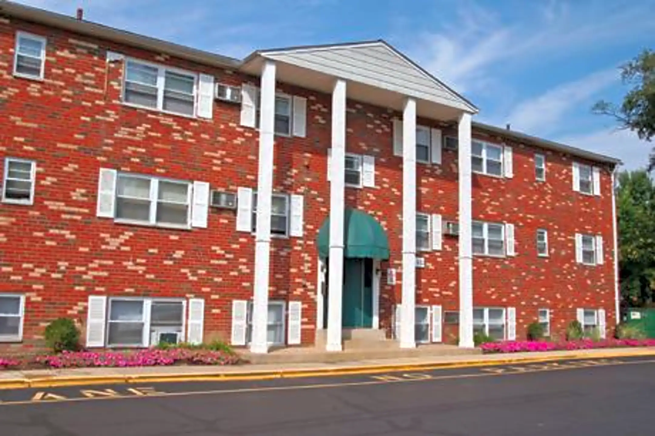 Stonebridge Run Apartments 1717 Bath Rd Bristol, PA Apartments for