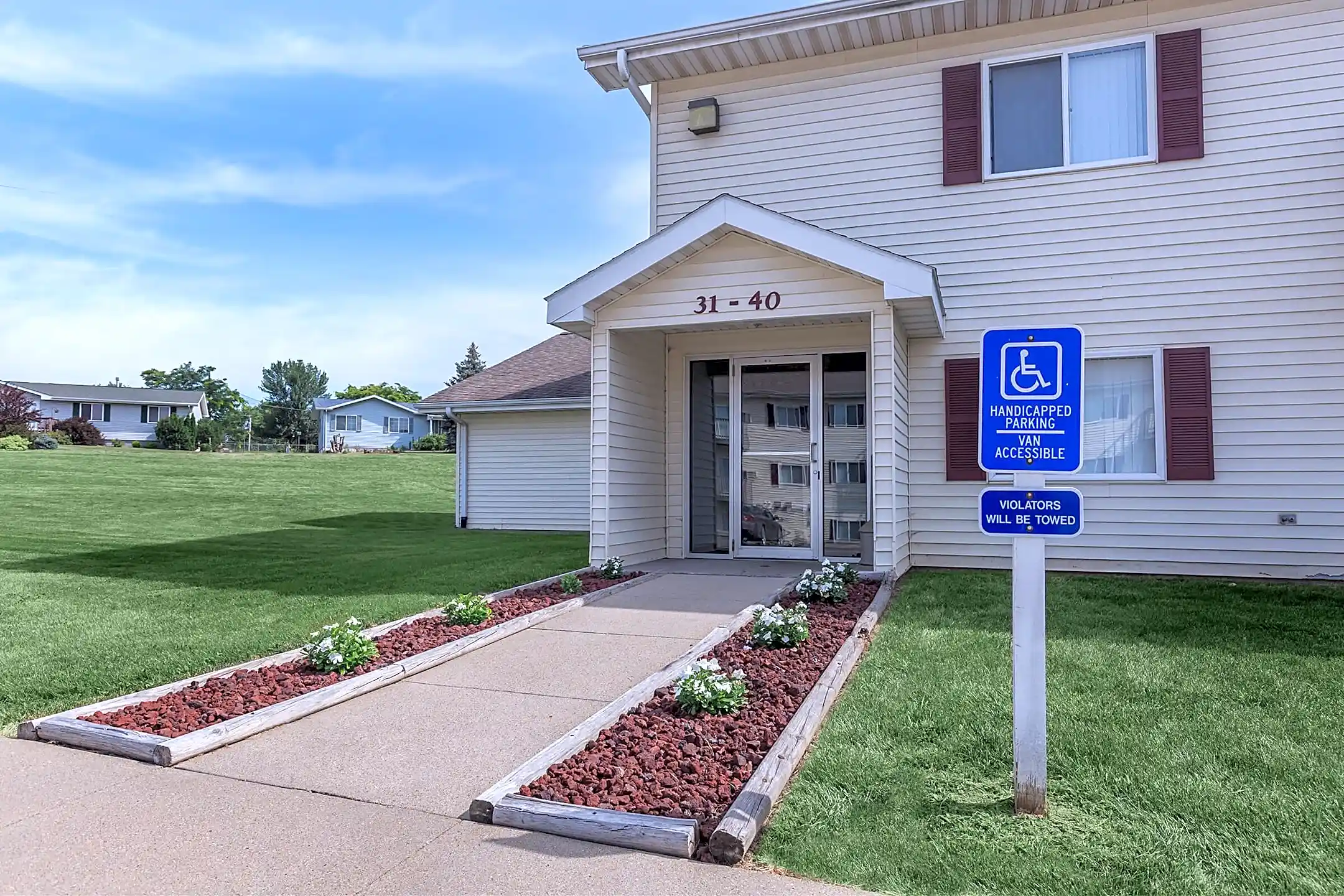 The Landings Apartments 1110 E Cross St Centerville, IA for Rent