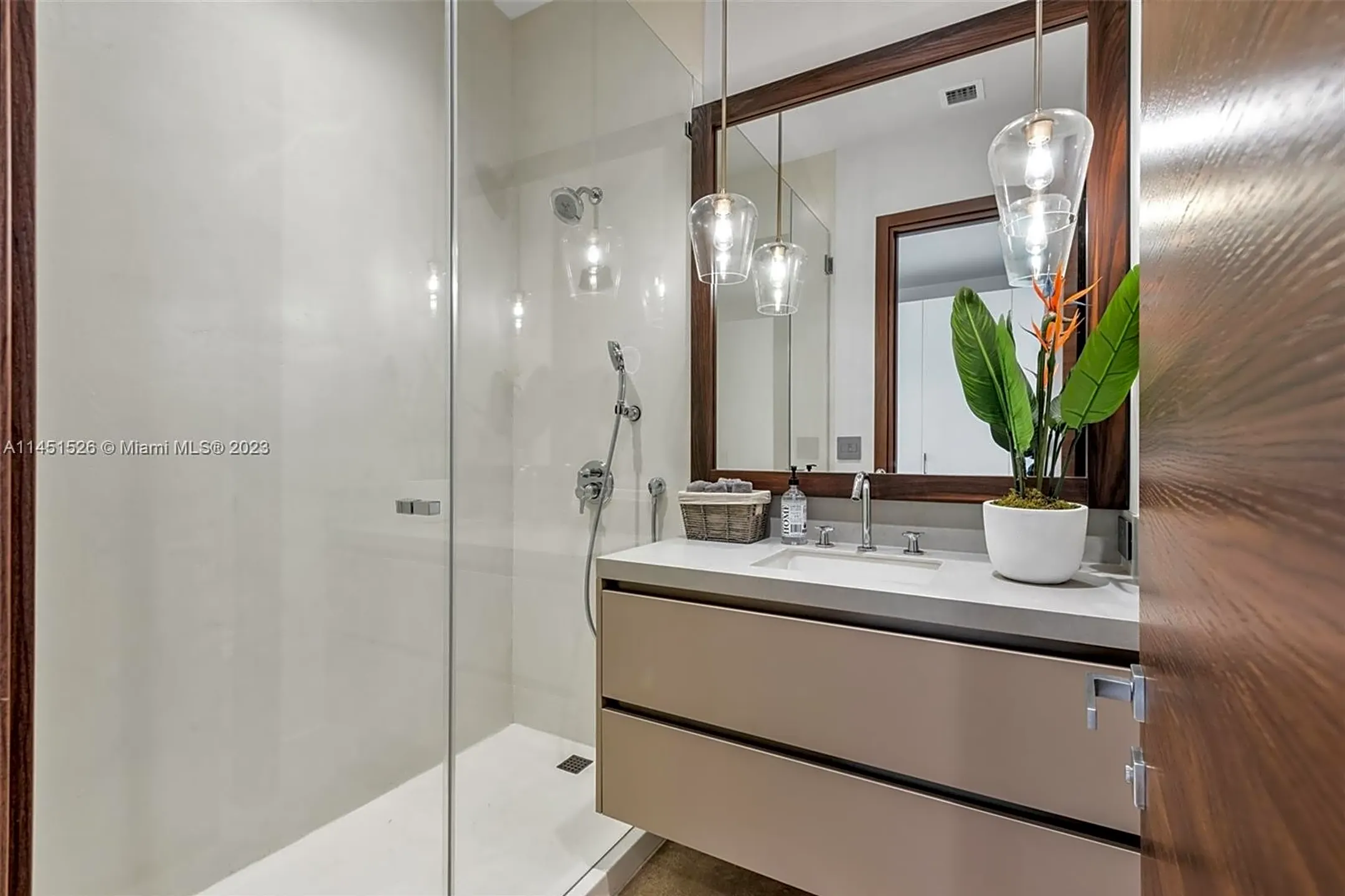 Bathroom - 958 NE 84th St - Miami, FL