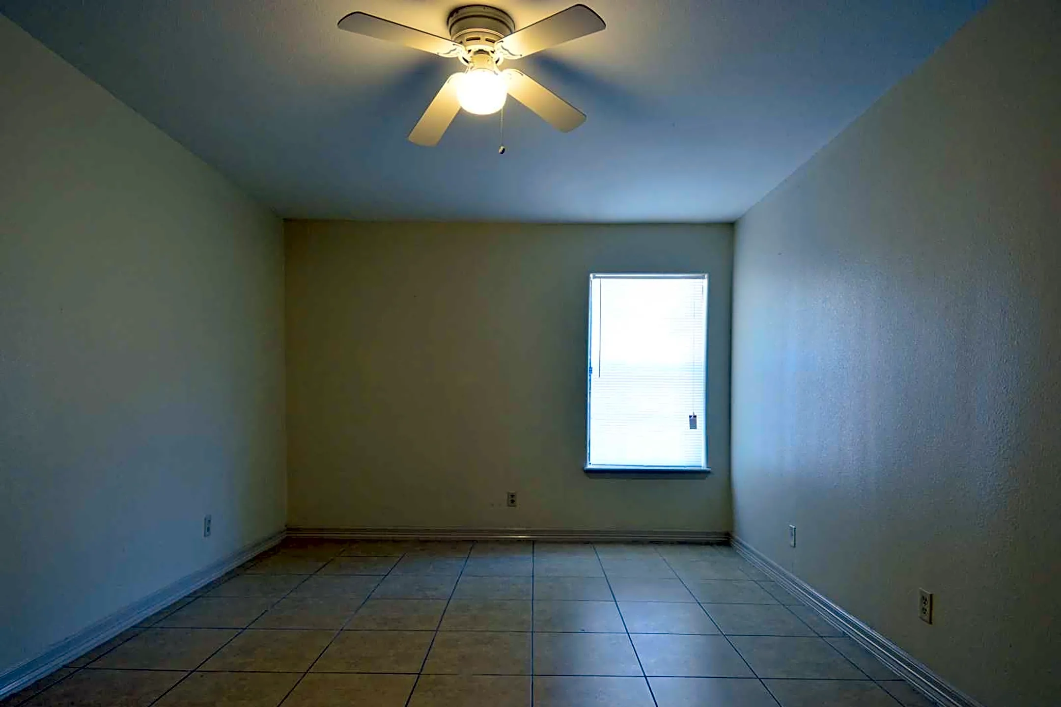 Royal Oaks Apartments - McAllen, TX 78501