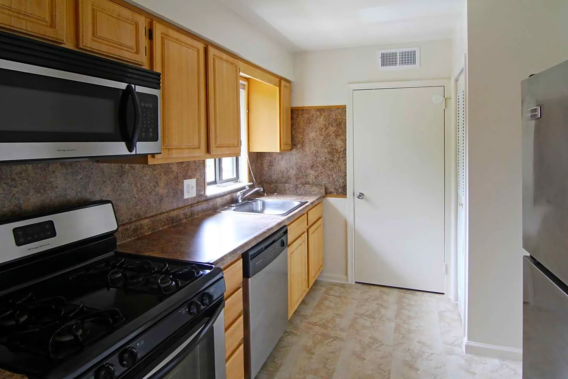 Kitchen - Brookshire Trace Townhomes - Philadelphia, PA