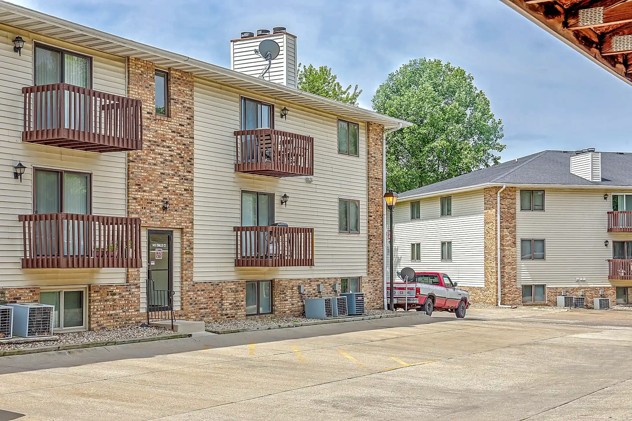 Challis Court Apartments Bloomington, IL 61704