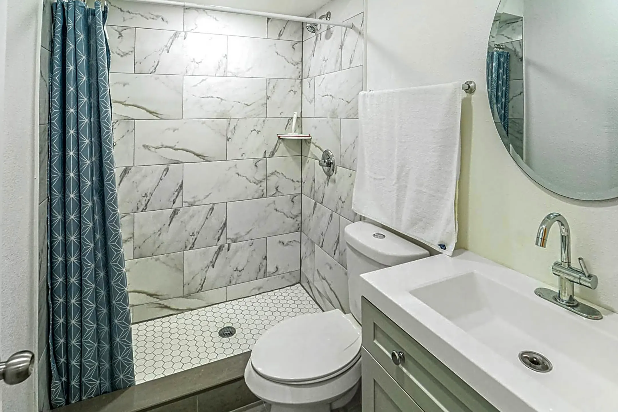 Bathroom - Room For Rent - Orlando, FL