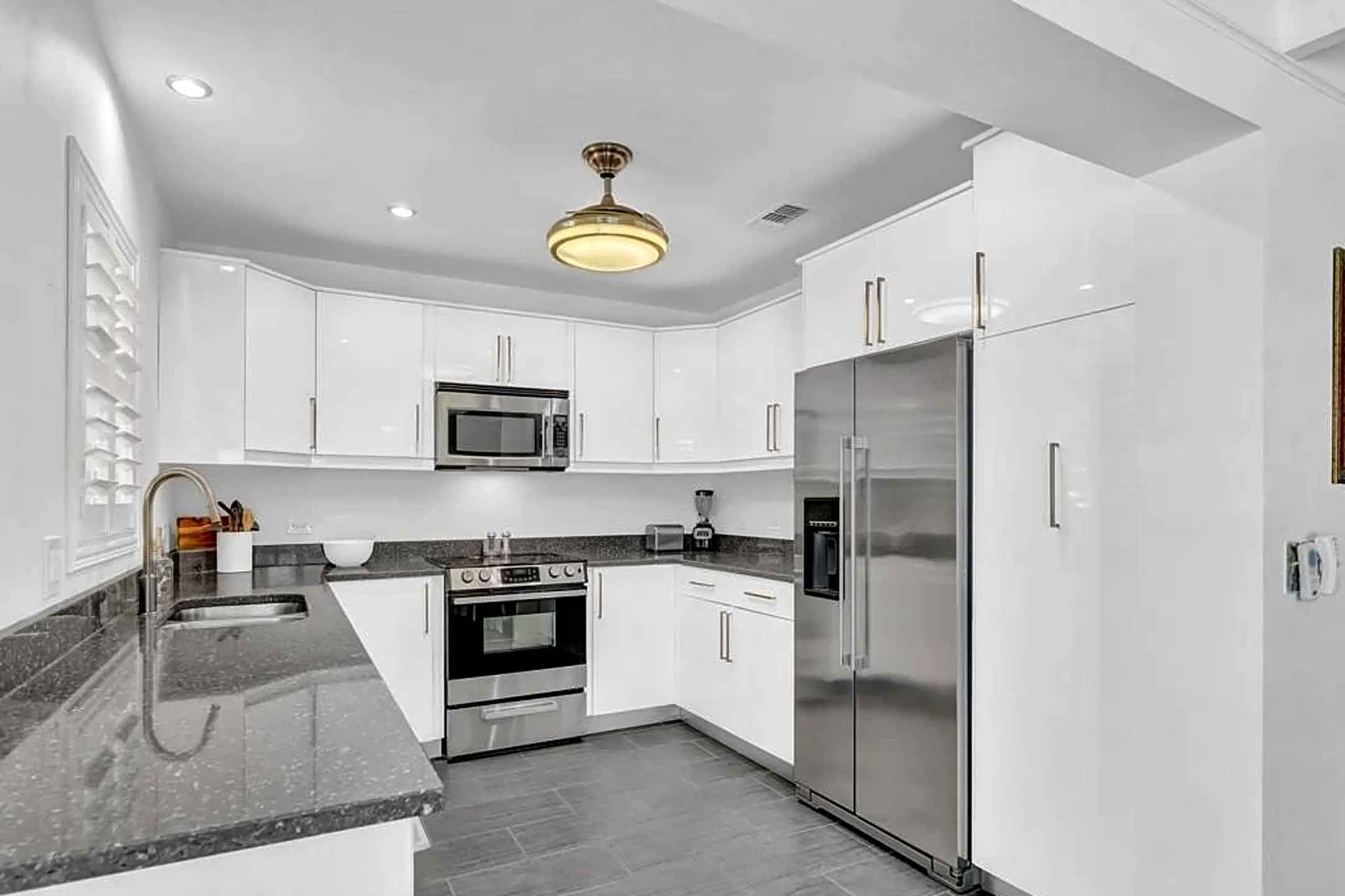 Kitchen - 812 Flamevine Ln - Vero Beach, FL