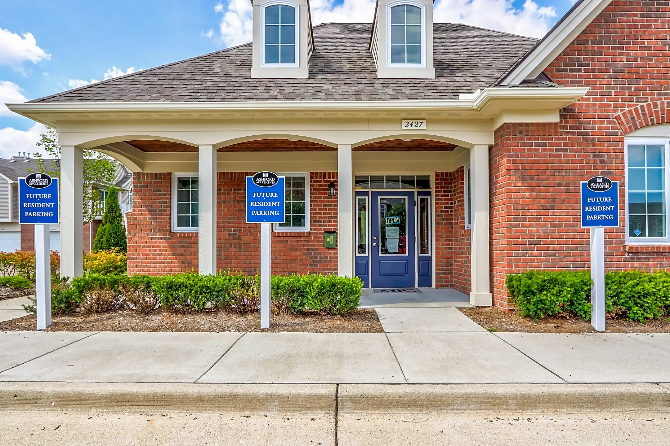 Ashford Apartments w/ Garages Shelby Township, MI 48317