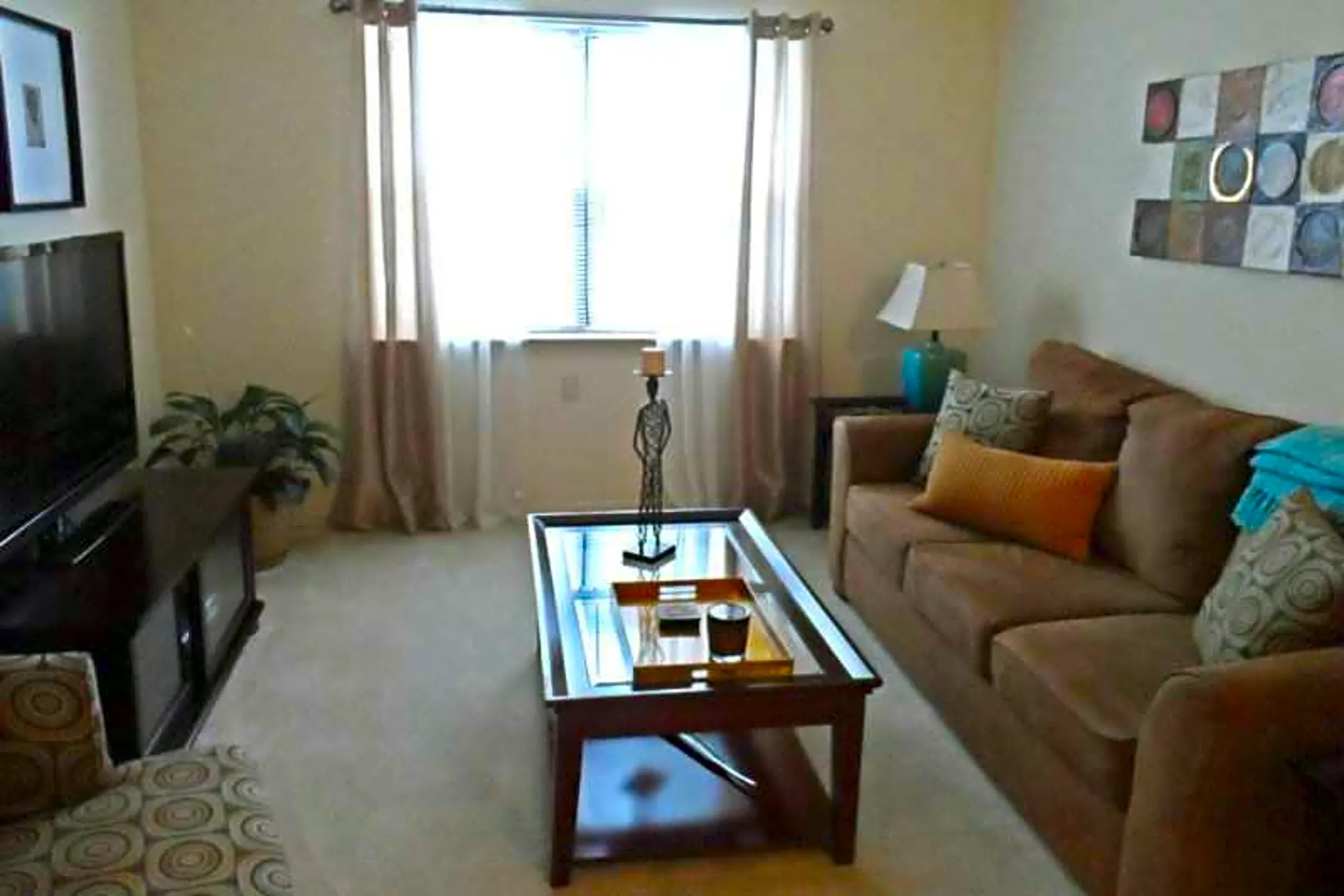 Living Room - Foxcroft Village Apartments - Martinsburg, WV