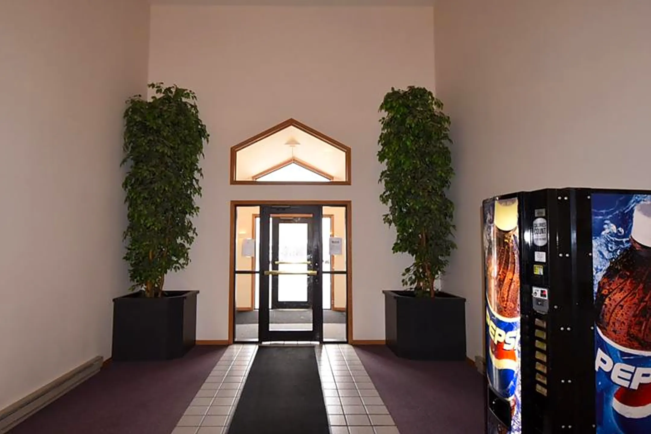 Foyer, Entryway - Sun West I & II Apartment Homes - Fargo, ND
