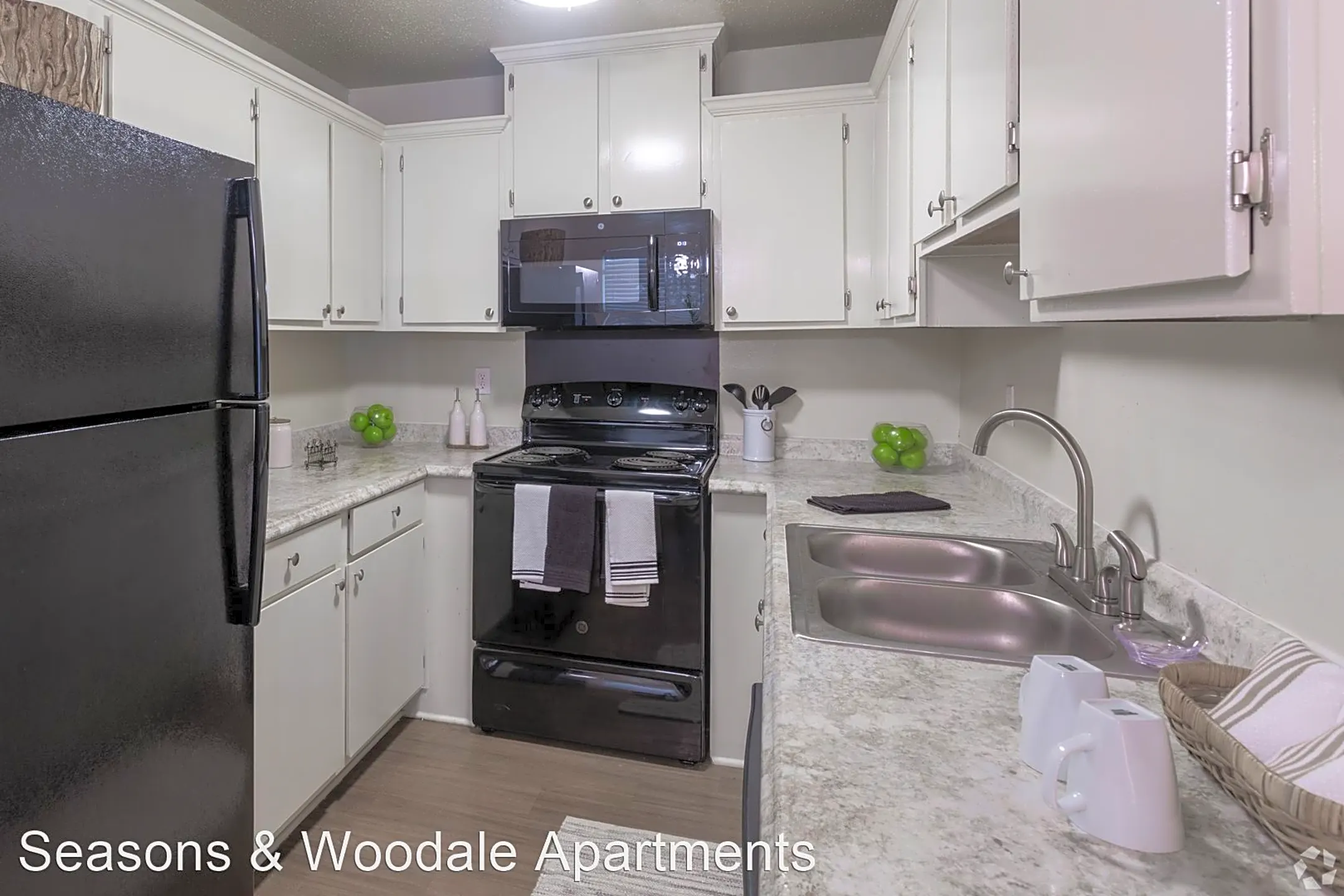 Kitchen - Seasons & Woodale Apartments - Monroe, LA