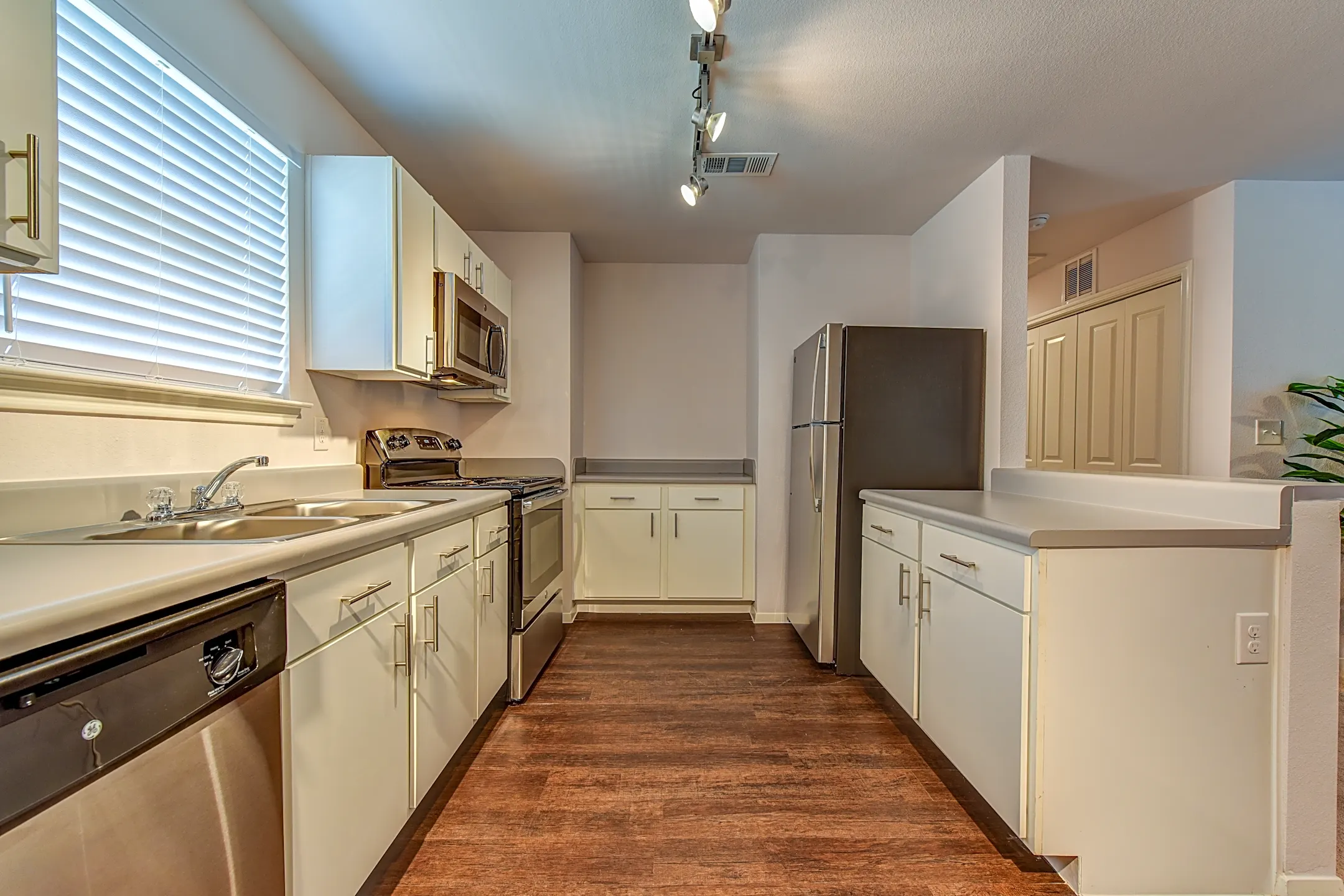 Esperanza At Queenston 5212 Queenston Blvd Houston, TX Apartments