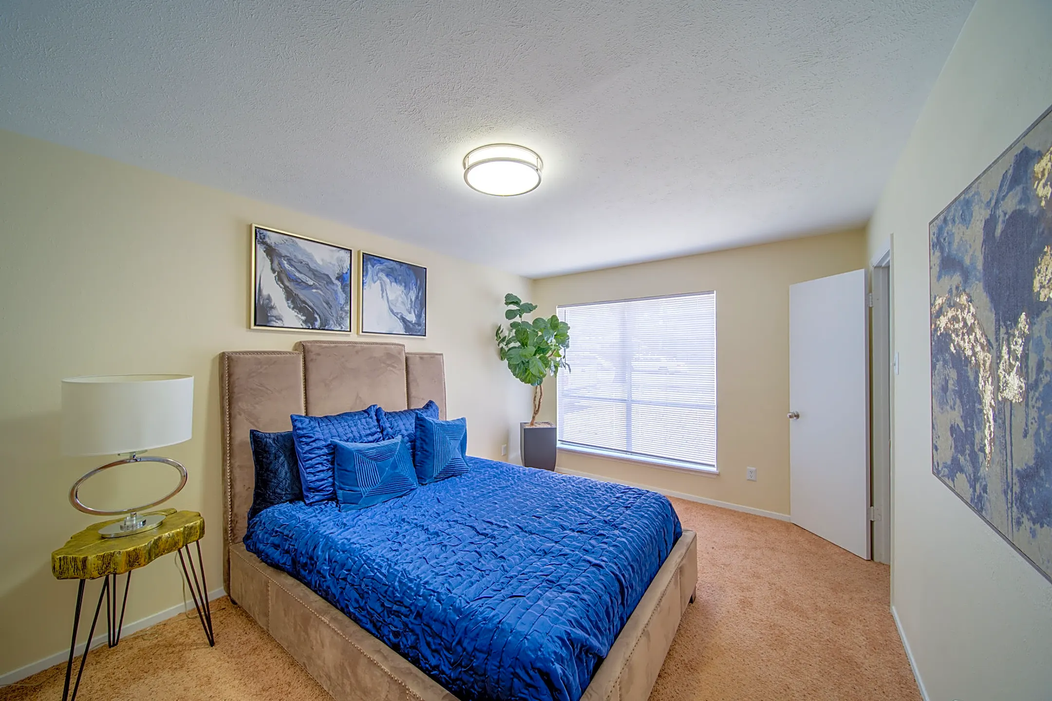 Villas del Tesoro Apartments - 7963 Villa Cliff Dr | Dallas, TX for