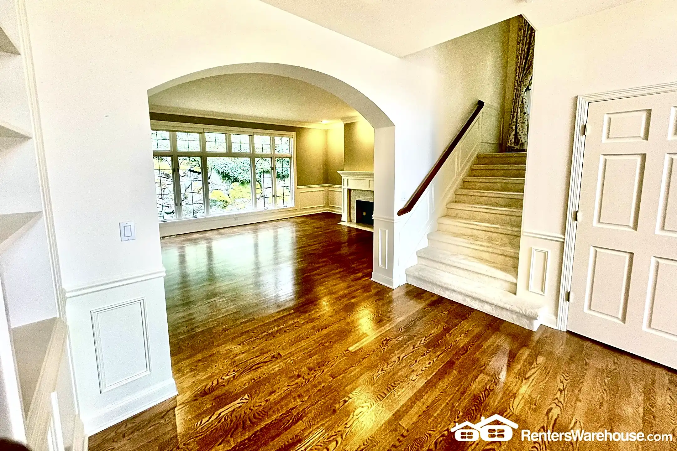 Living Room - 1668 100th Pl SE - Bellevue, WA