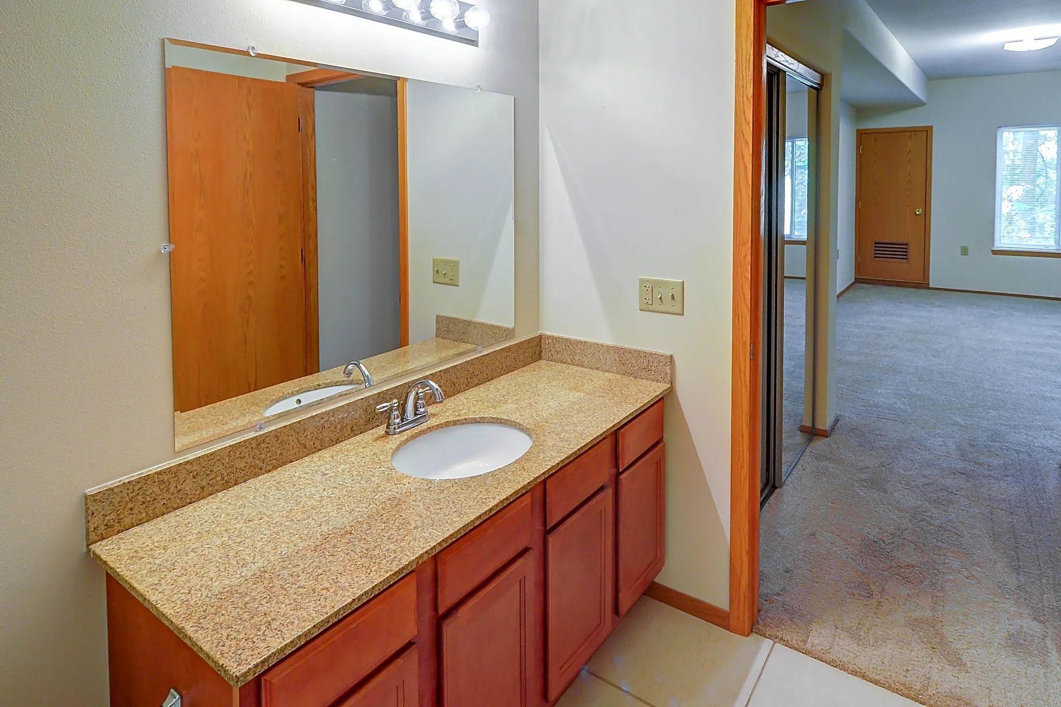 Woodsview Apartments 2717 Park Place Ln Janesville, WI Apartments