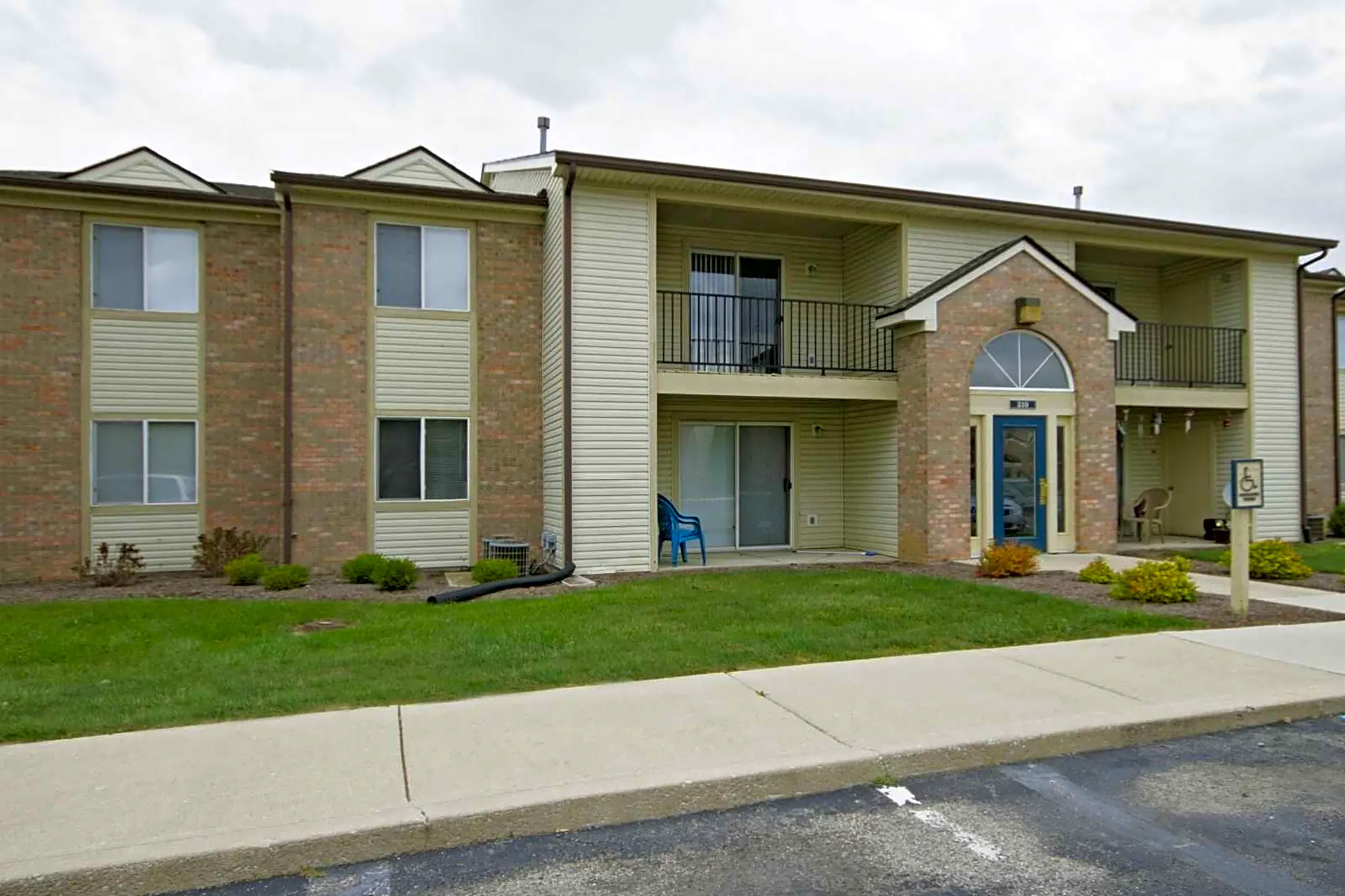 Walnut Manor Apartments 125 E Oldfield Ln Muncie In Apartments For Rent Rent