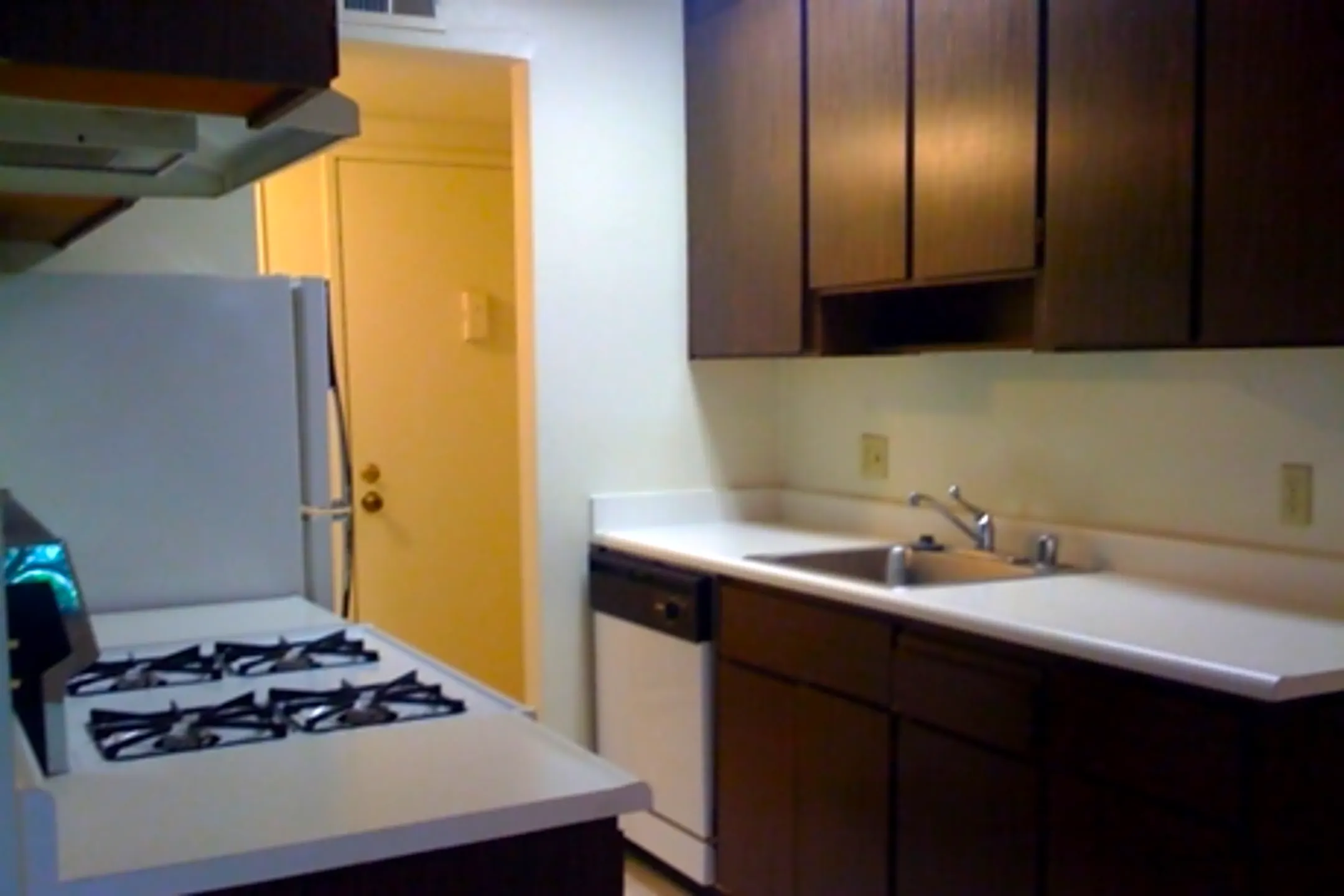 Riverbend Apartments 555 Douglas St West Sacramento, CA Apartments