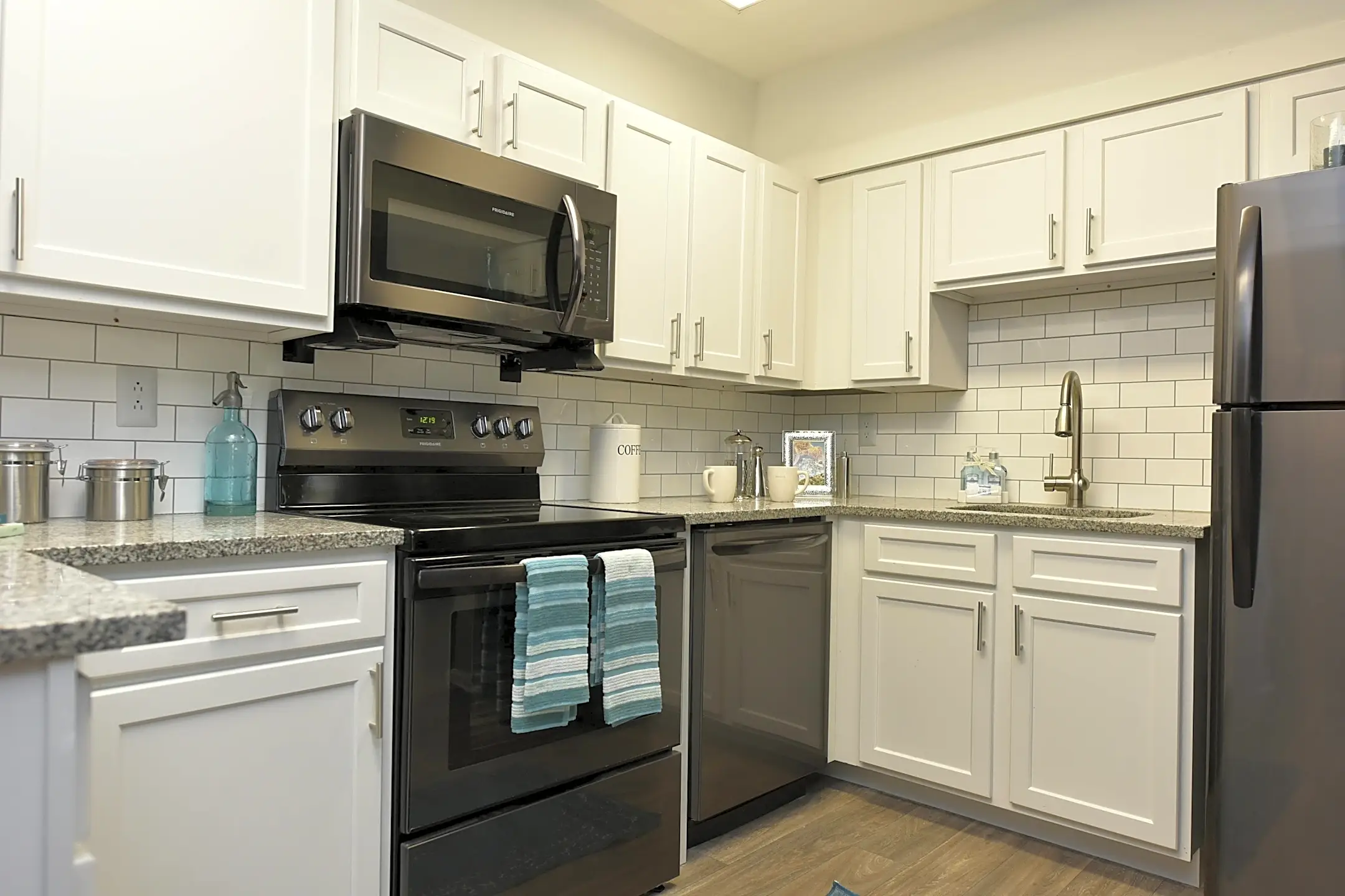 The Roxbury Apartment Homes 1300 Lynnfield Road Memphis, TN