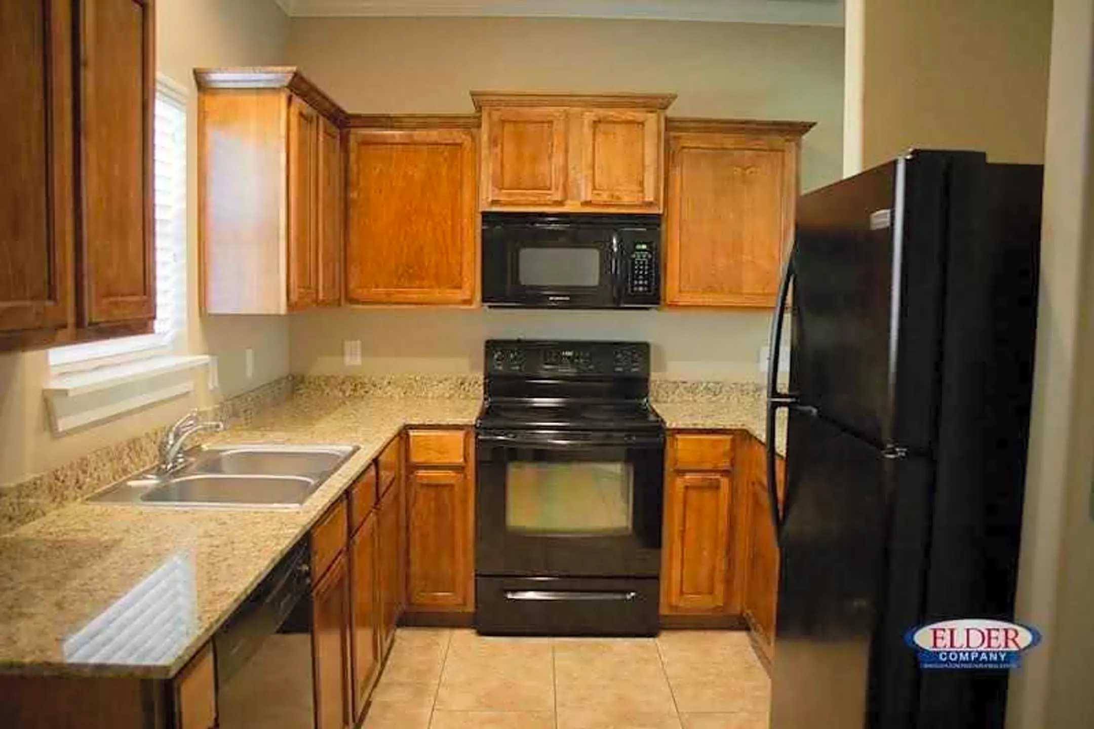Kitchen - Chester Hills Townhomes - Springdale, AR