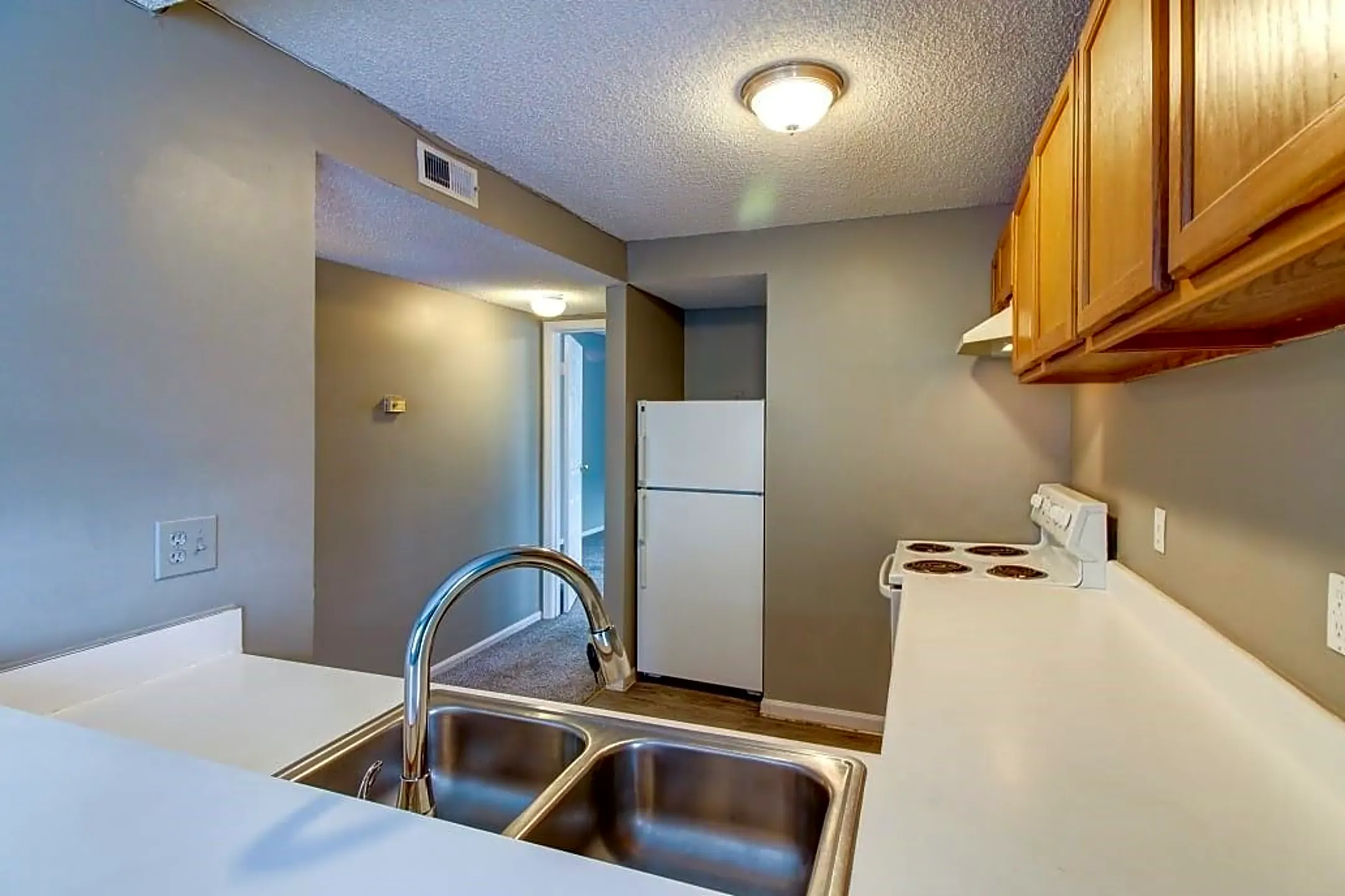 Roanoke Court Apartments 3659 Southwest Trfy Kansas City, MO