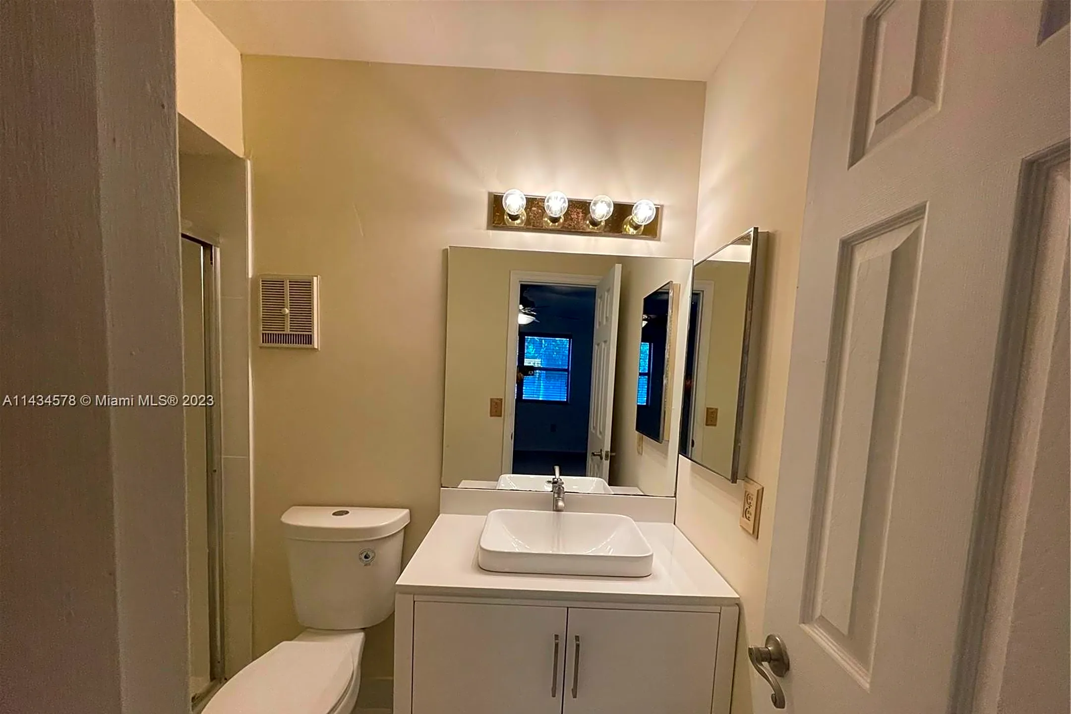 Bathroom - 10511 NW 8th St #10511 - Pembroke Pines, FL