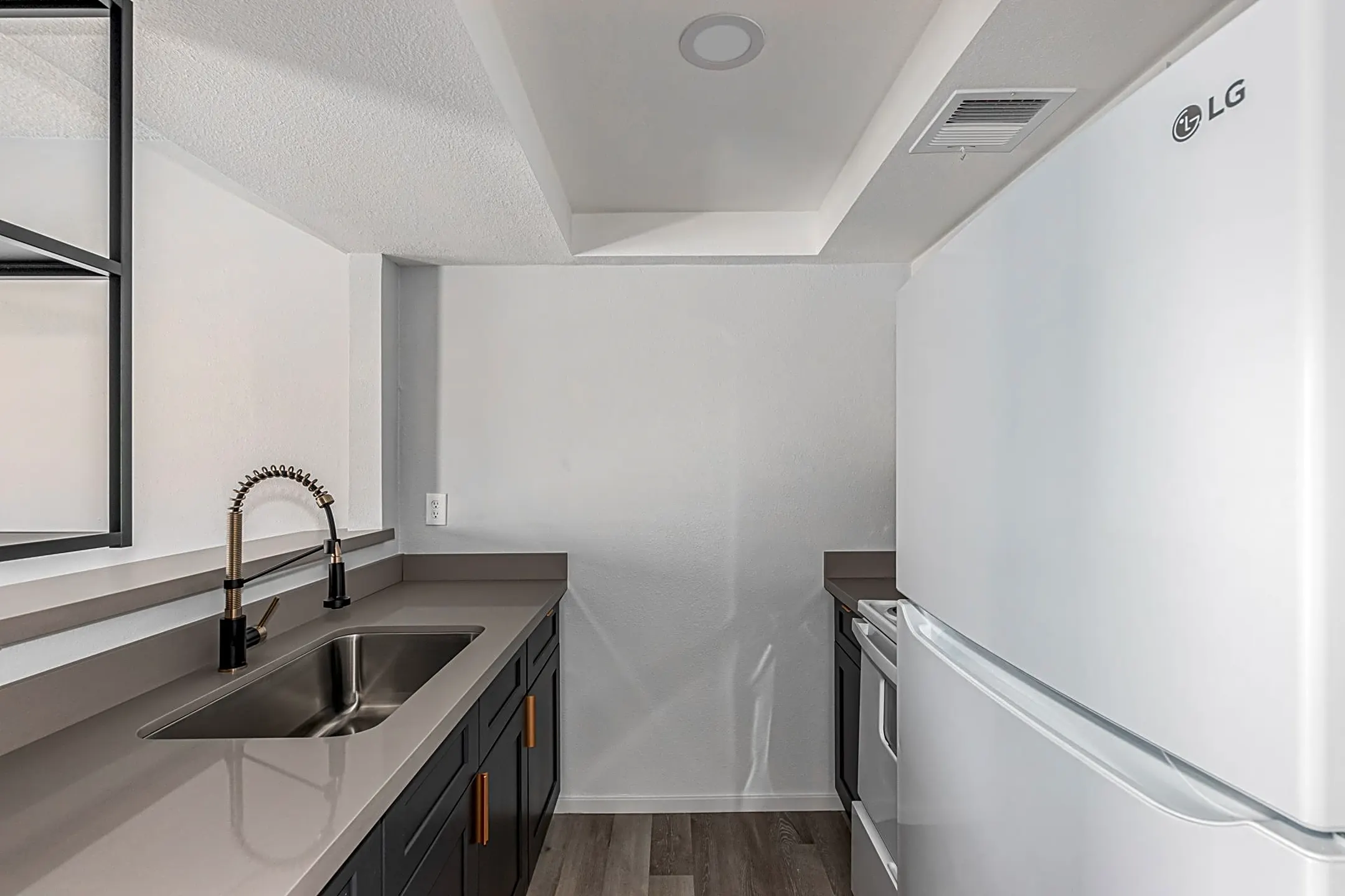 Pine Towers Apartments Phoenix, AZ 85018